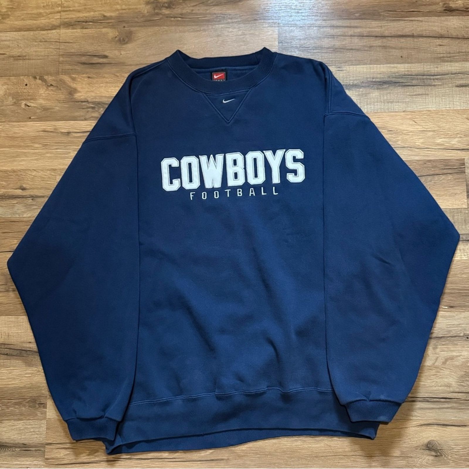Nike 90s Nike Team Cowboys NFL Center Swoosh Crewneck Sweatshirt Size US L / EU 52-54 / 3 - 1 Thumbnail