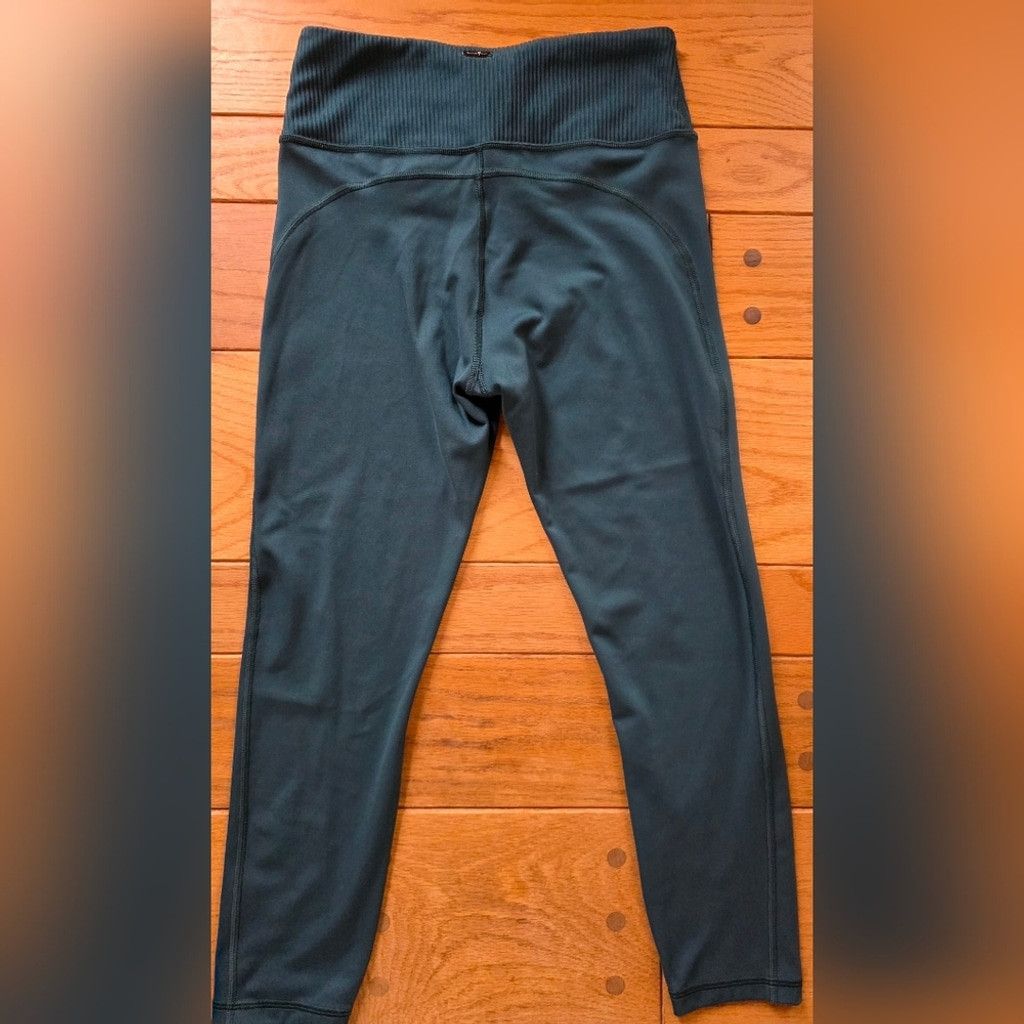 Victoria's Secret Victoria's Secret On Point Flow Leggings Size 27" / US 4 / IT 40 - 4 Thumbnail