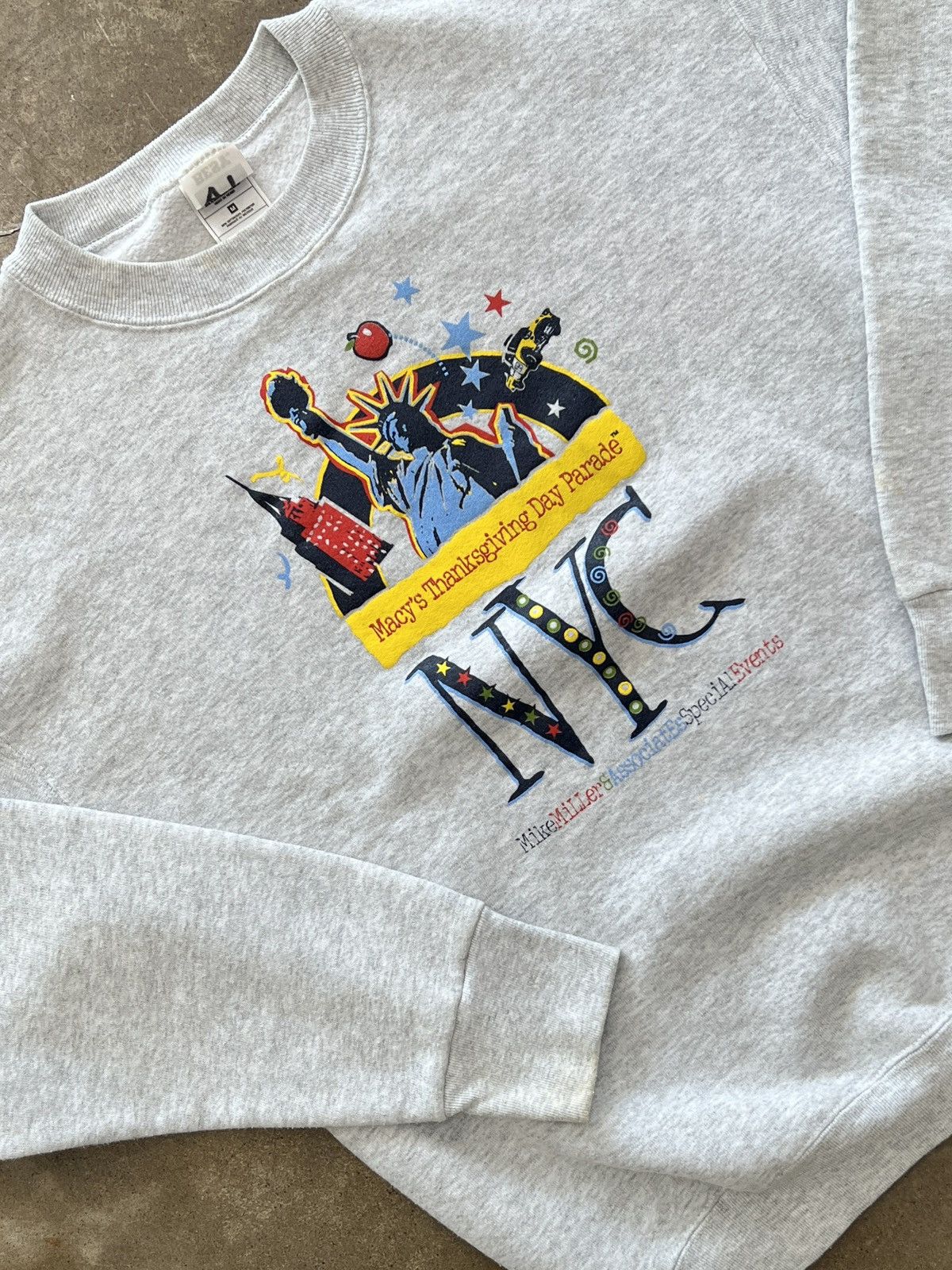 Vintage Vintage 90's NYC Thanksgiving Parade Crewneck Medium Size US M / EU 48-50 / 2 - 1 Thumbnail