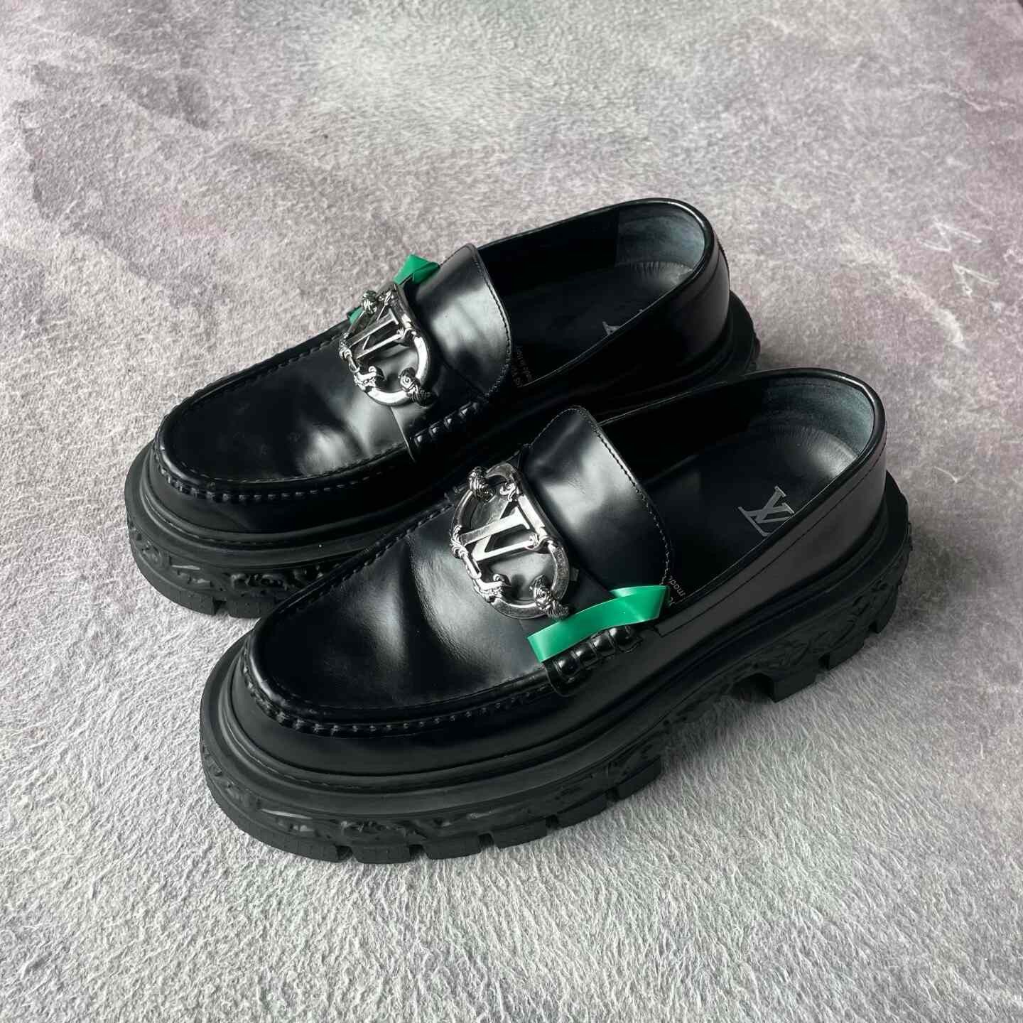 Louis Vuitton Louis Vuitton Leather Black Lowtop Sneakers 40 Men Size US 7.5 / EU 40-41 - 1 Thumbnail