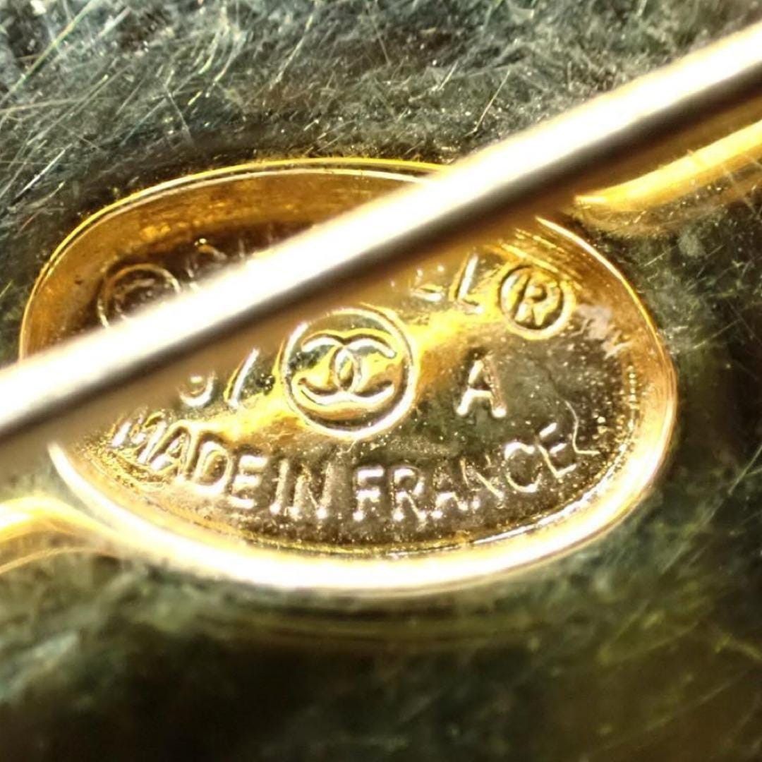 Chanel Vintage CHANEL golden chain frame turn lock CC pin brooch. Size ONE SIZE - 4 Thumbnail
