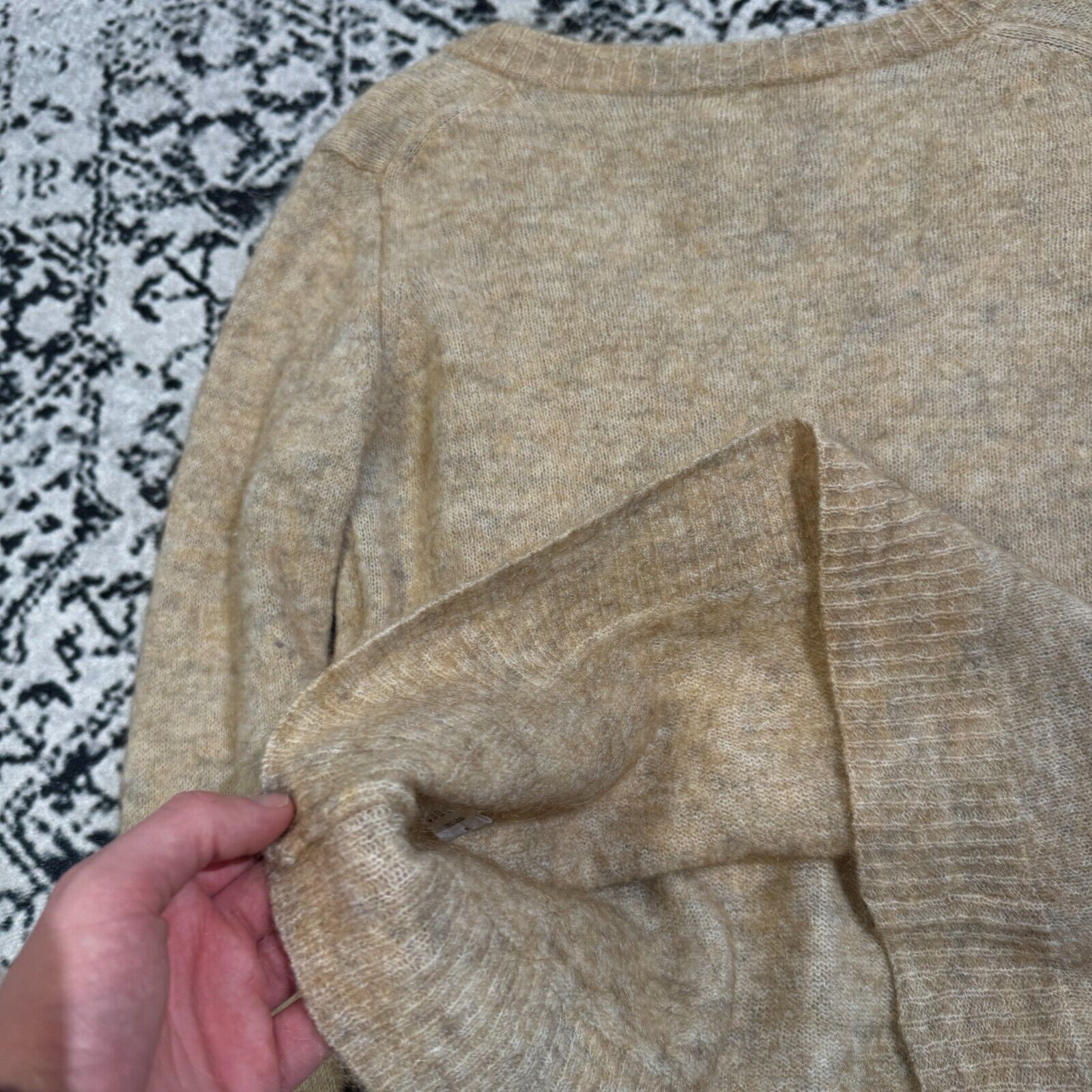 Vintage Vintage Women's Beige Wool V-Neck Sweater Size S 90s Size US S / EU 44-46 / 1 - 14 Thumbnail
