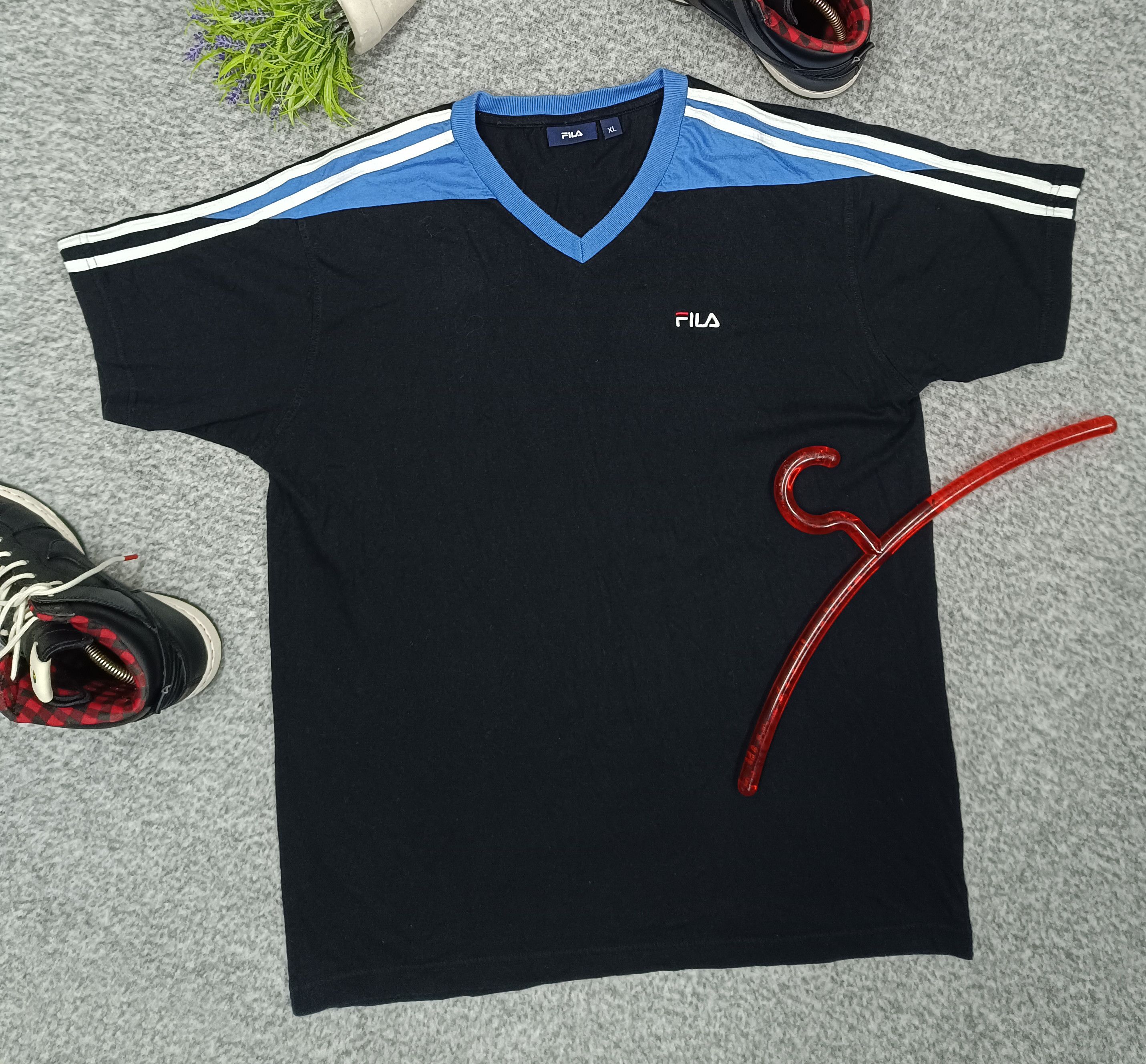 Fila Vintage 90s Fila t-shirt size XL V-neck Size US XL / EU 56 / 4 - 1 Thumbnail