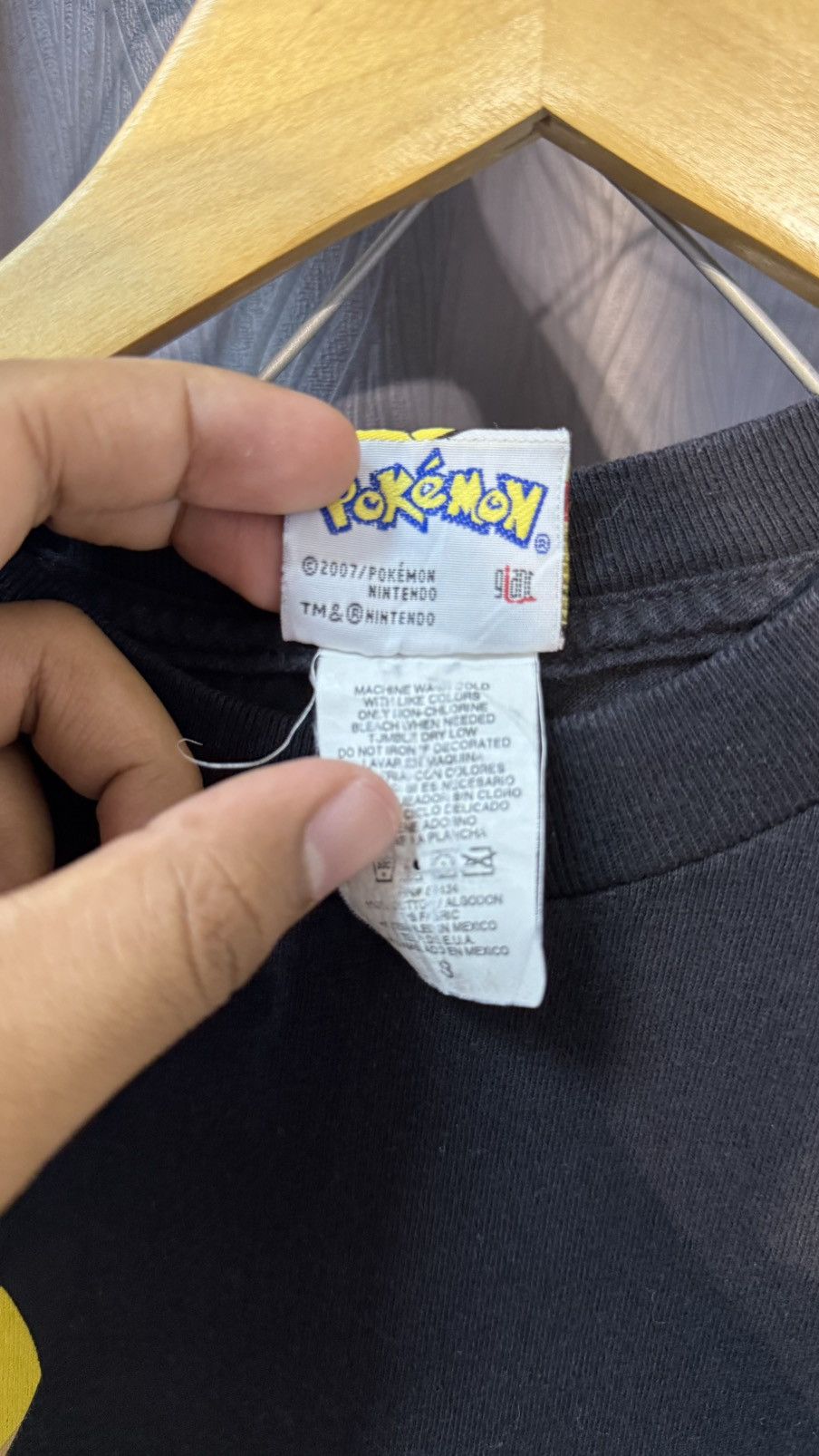 Pokemon 2007 POKEMON PIKACHU NINTENDO GIANT TSHIRT Size US S / EU 44-46 / 1 - 4 Thumbnail