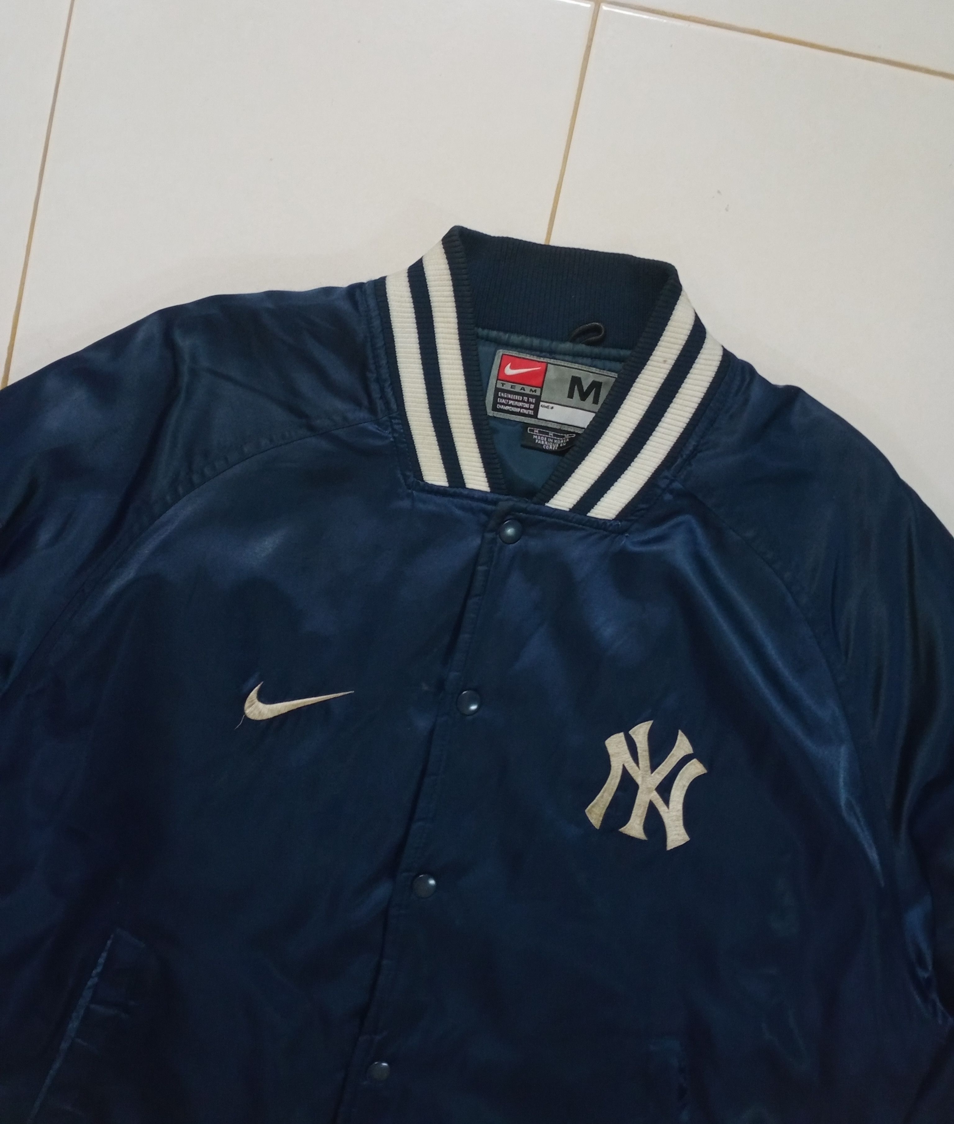 Nike Vintage Nike New York Yankees Satin Varsity Jacket Size US L / EU 52-54 / 3 - 3 Thumbnail