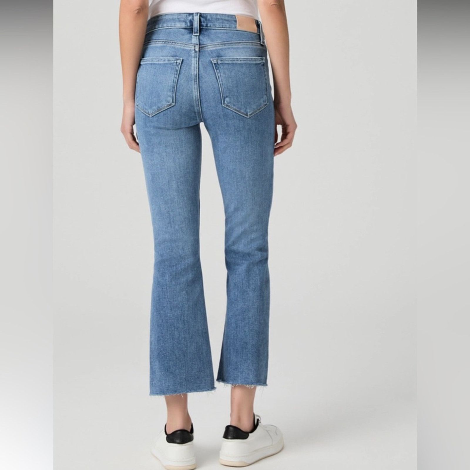 Paige NWT Paige $229 Collette Crop Flare Jean with Raw Hem size 26 Size 26" / US 2 / IT 38 - 2 Thumbnail