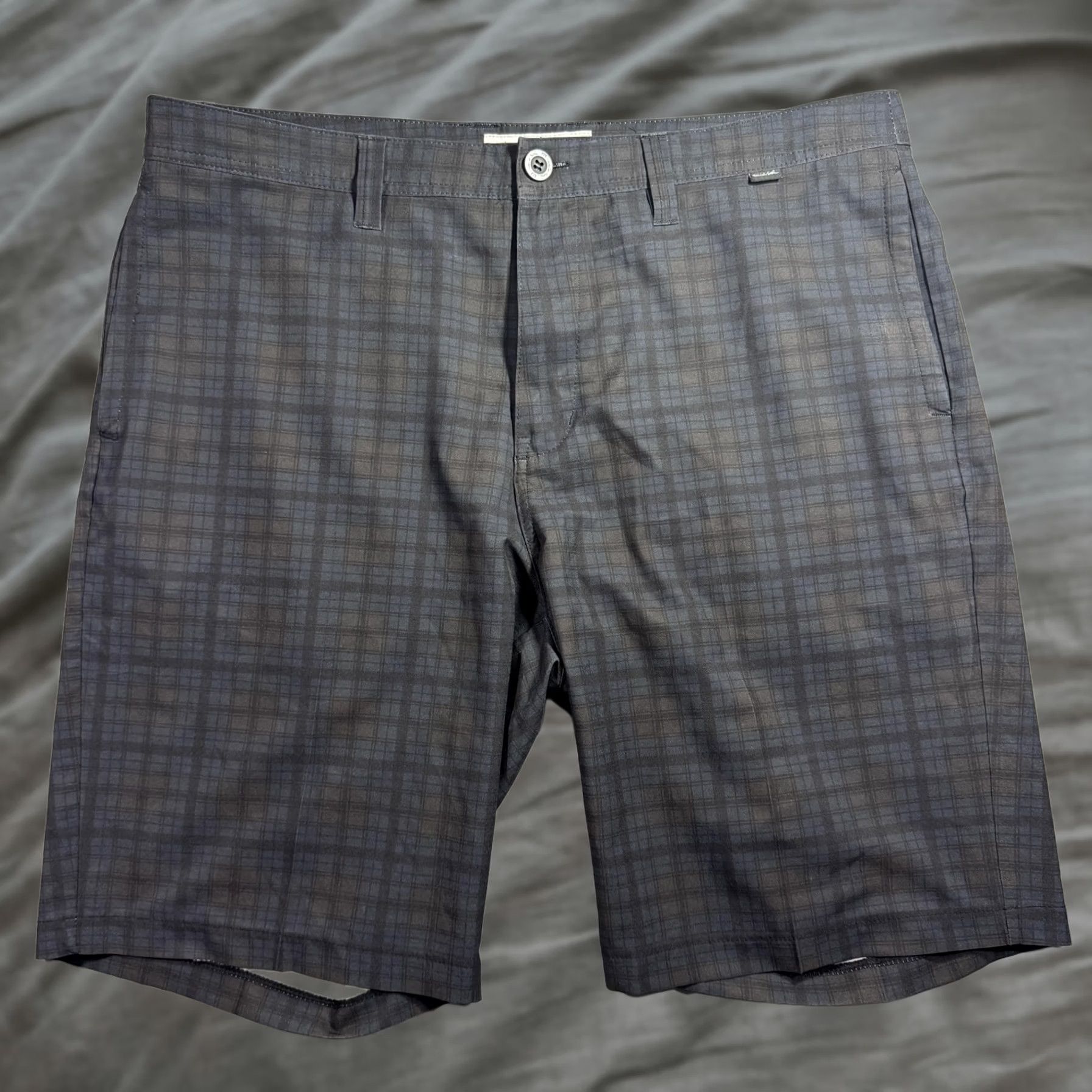 TravisMathew Travis Mathew Shorts Mens 36 Gray Plaid Golf Chino Stretch Performance Casual Regular Front Flat Front Pockets Belt Loops Travel Inseam 11in Size US 36 / EU 52 - 1 Thumbnail