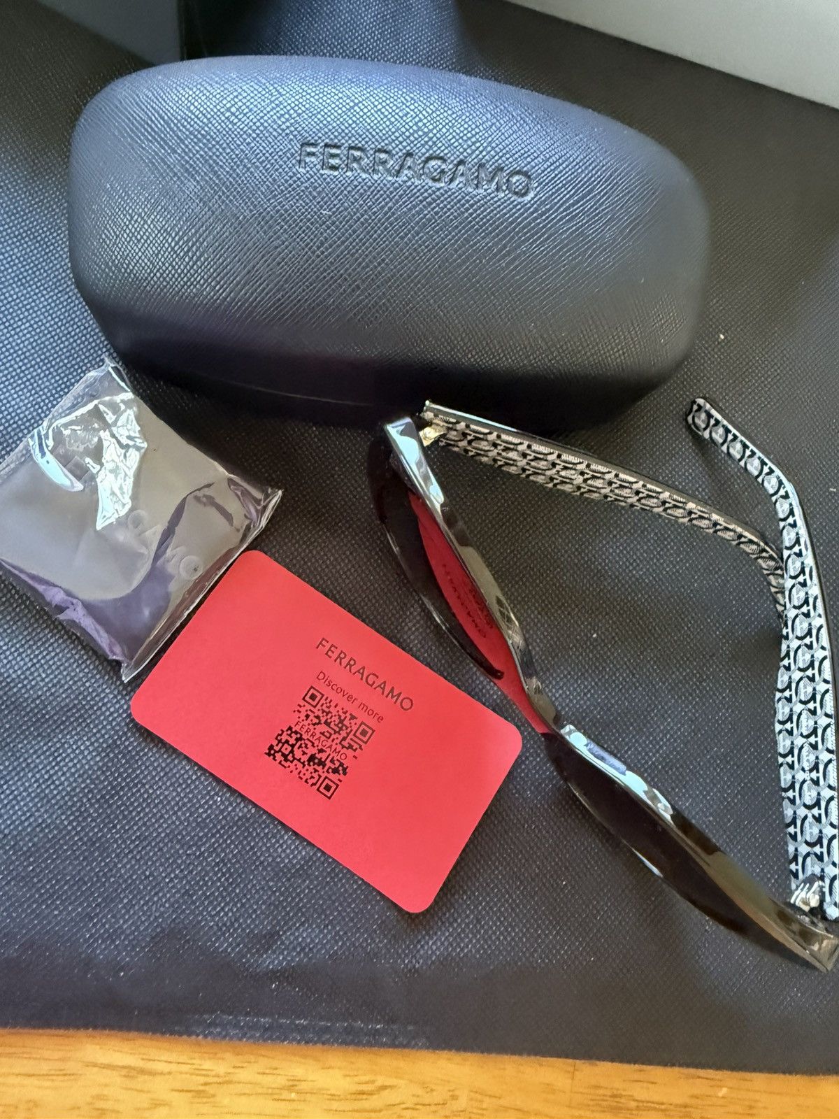 Salvatore Ferragamo Ferragamo Black Cateyed Sunglasses Size ONE SIZE - 2 Thumbnail