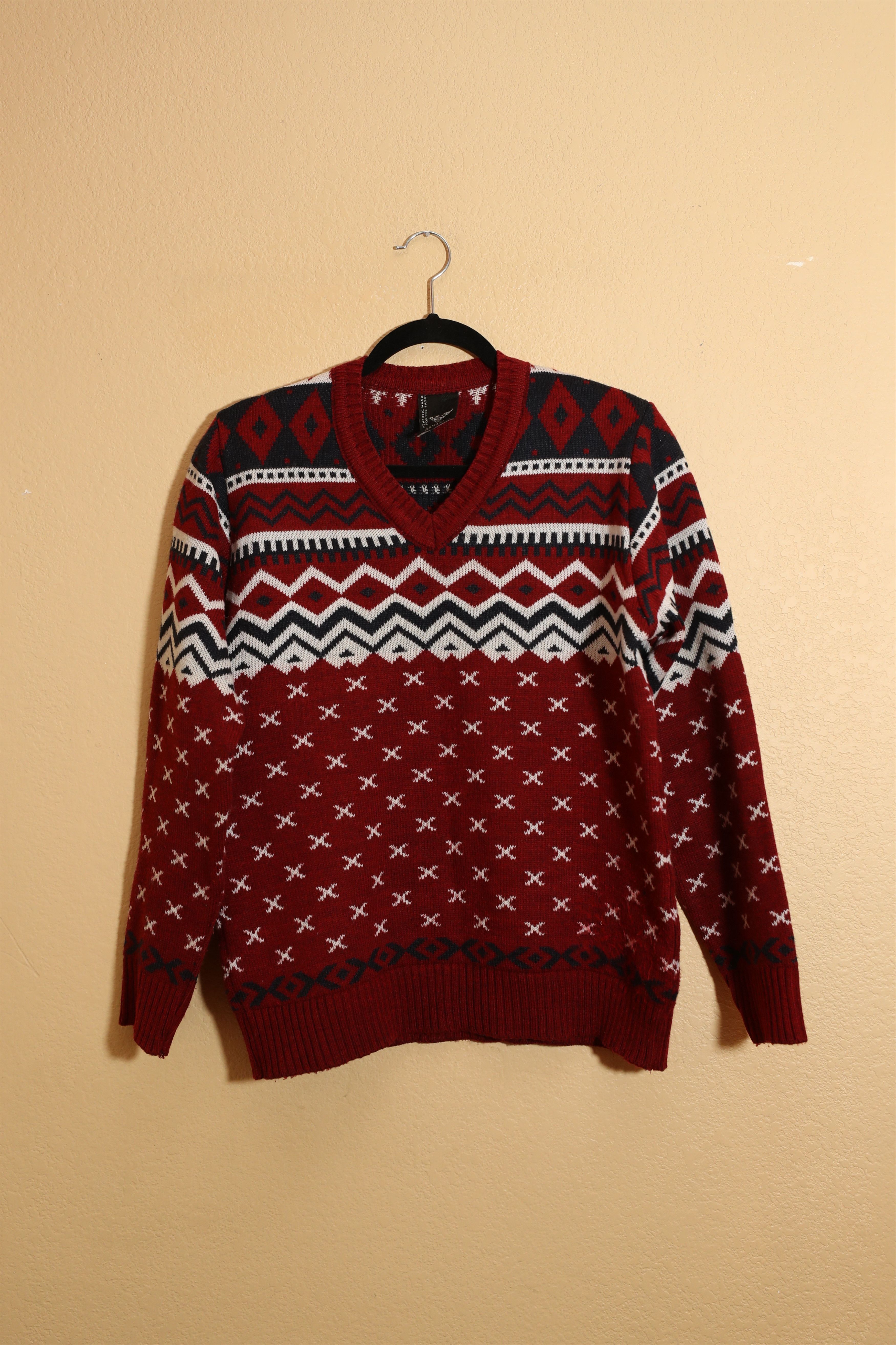 Giorgio Armani Georgio Armani V-Neck Red Pattern Sweater (M) Size US M / EU 48-50 / 2 - 1 Thumbnail