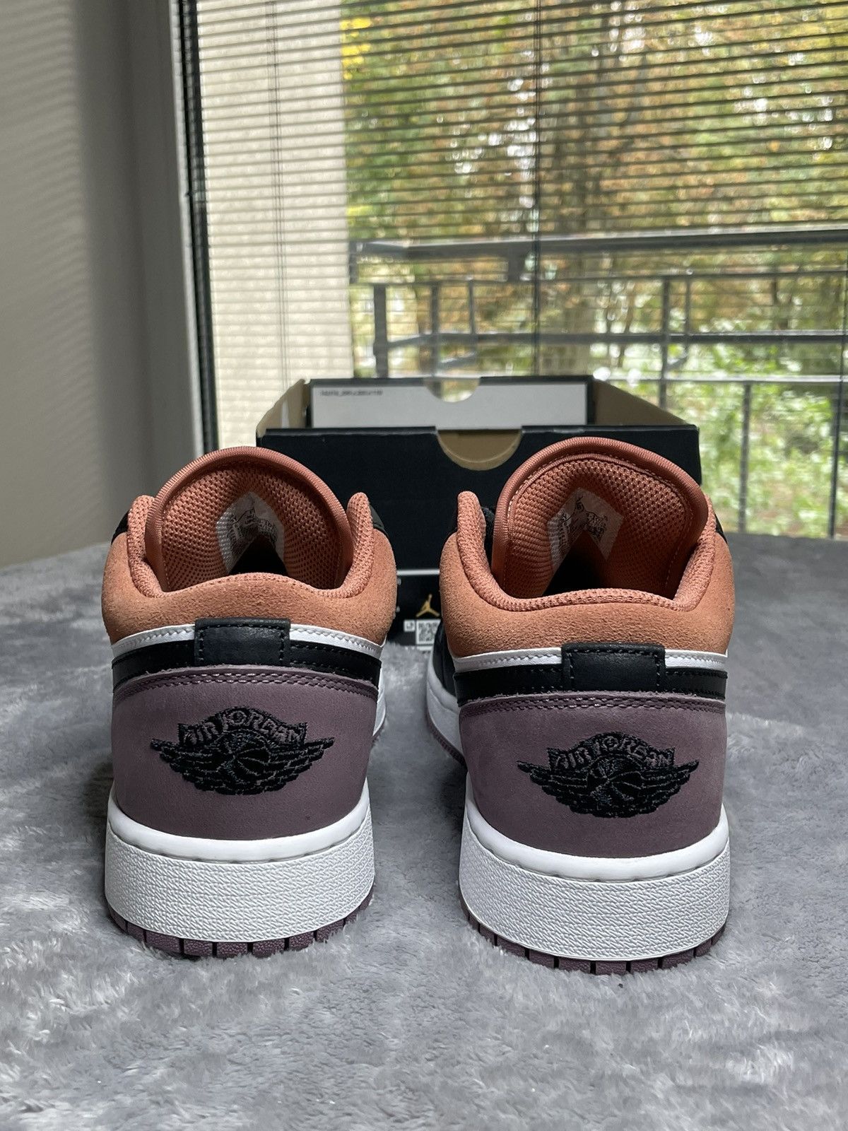 Nike AIR JORDAN 1 LOW SE (GS) Size US 6.5 / EU 39-40 - 4 Thumbnail