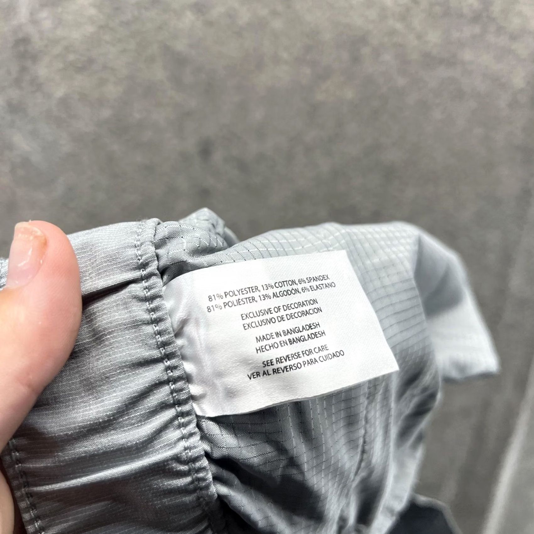 Banana Republic Banana Republic Shorts Mens 36 Gray Stretch Elastic Waist Chino 9 Inseam Mens Flat Front Casual Shorts 9 Inseam Gray Boys? Size US 36 / EU 52 - 3 Thumbnail