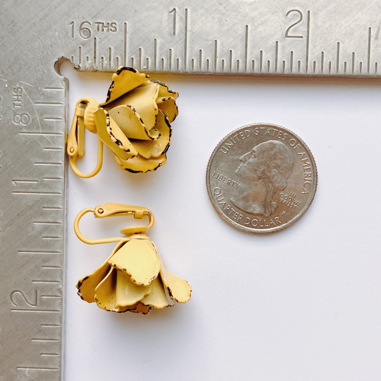 Vintage VTG Mid Century Clip On Earrings Yellow Enamel Flower 1950s Size ONE SIZE - 8 Thumbnail