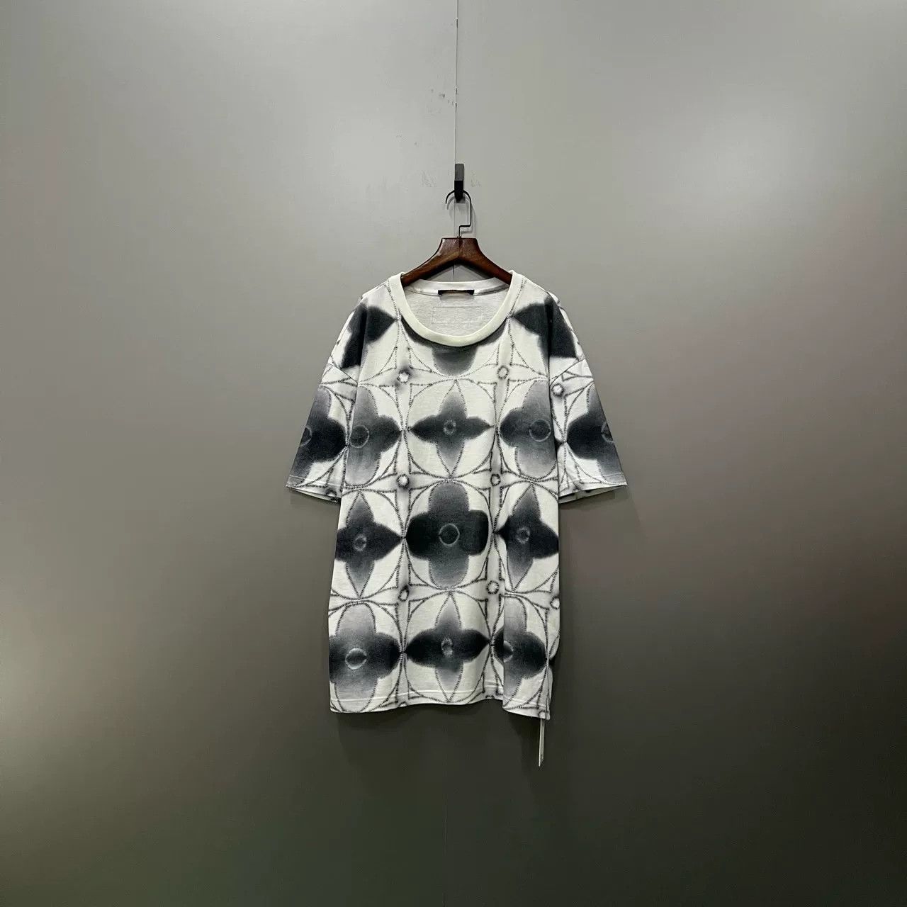Louis Vuitton Louis Vuitton Tie-Dye Floral Print Short-Sleeve Size XL / US 12-14 / IT 48-50 - 1 Thumbnail