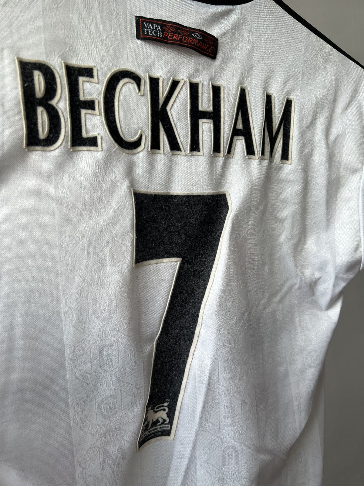 Umbro 1997/98 MANCHESTER UNITED #7 BECKHAM SOCCER JERSEY 10/11 YR Size US XXS / EU 40 - 15 Thumbnail