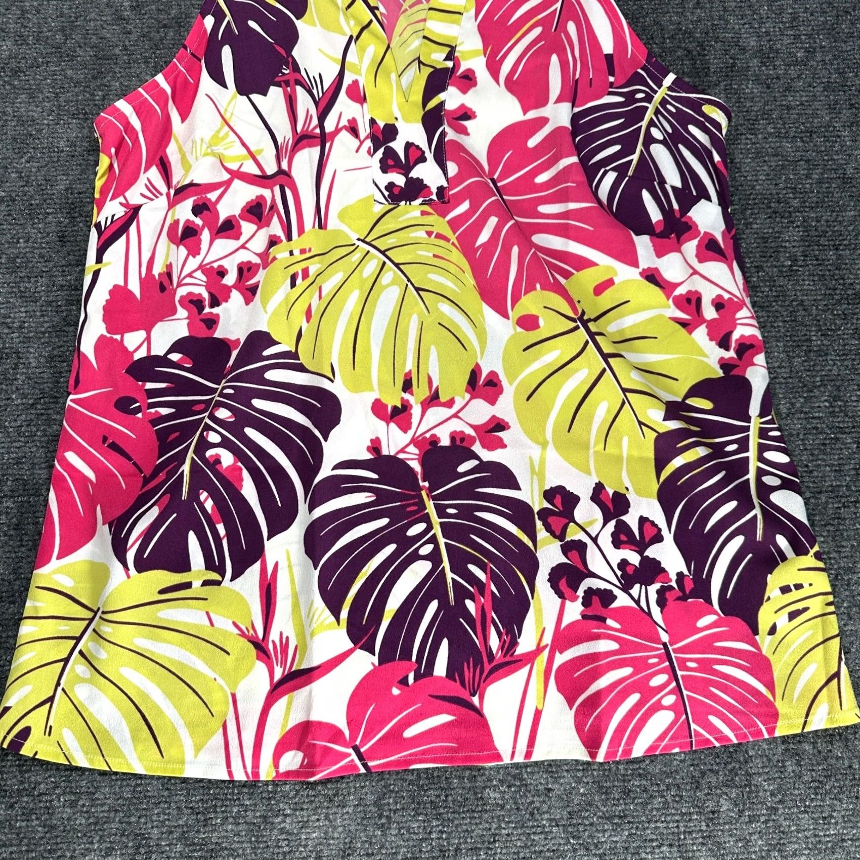 Banana Republic Banana Republic Top Womens Small Floral Print Blouse Sleeveless V Neck Pullover Multicolor Polyester Woven Casual Womens 90s? Size S / US 4 / IT 40 - 2 Thumbnail
