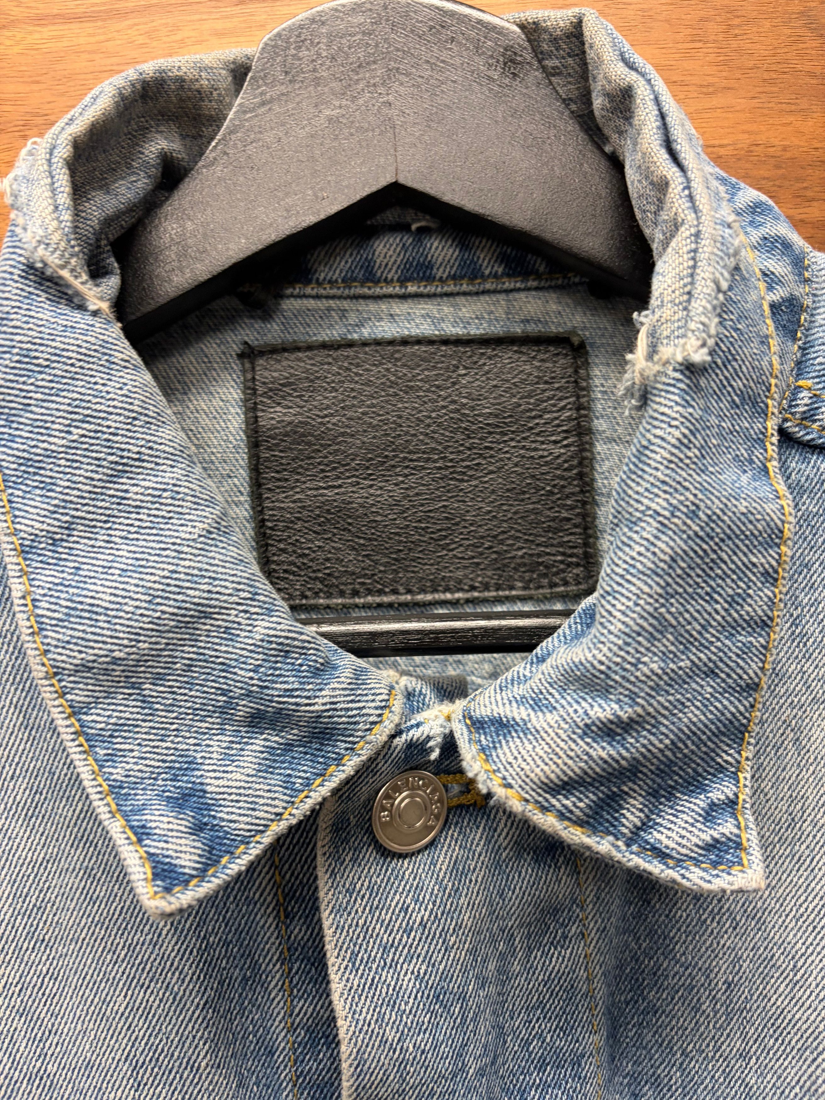 Balenciaga AW2017 Balenciaga ‘Campaign’ Embroidered Logo Light Wash Denim Jacket Size US L / EU 52-54 / 3 - 5 Thumbnail