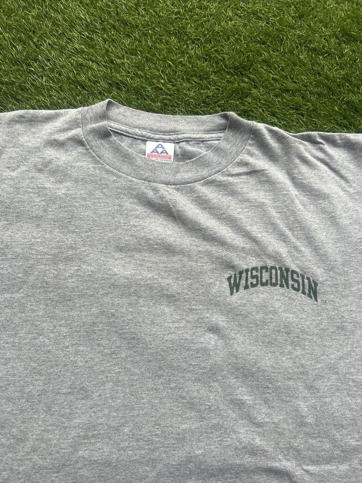 Vintage Vintage 90’s University of Wisconsin T-Shirt Size US XL / EU 56 / 4 - 1 Thumbnail