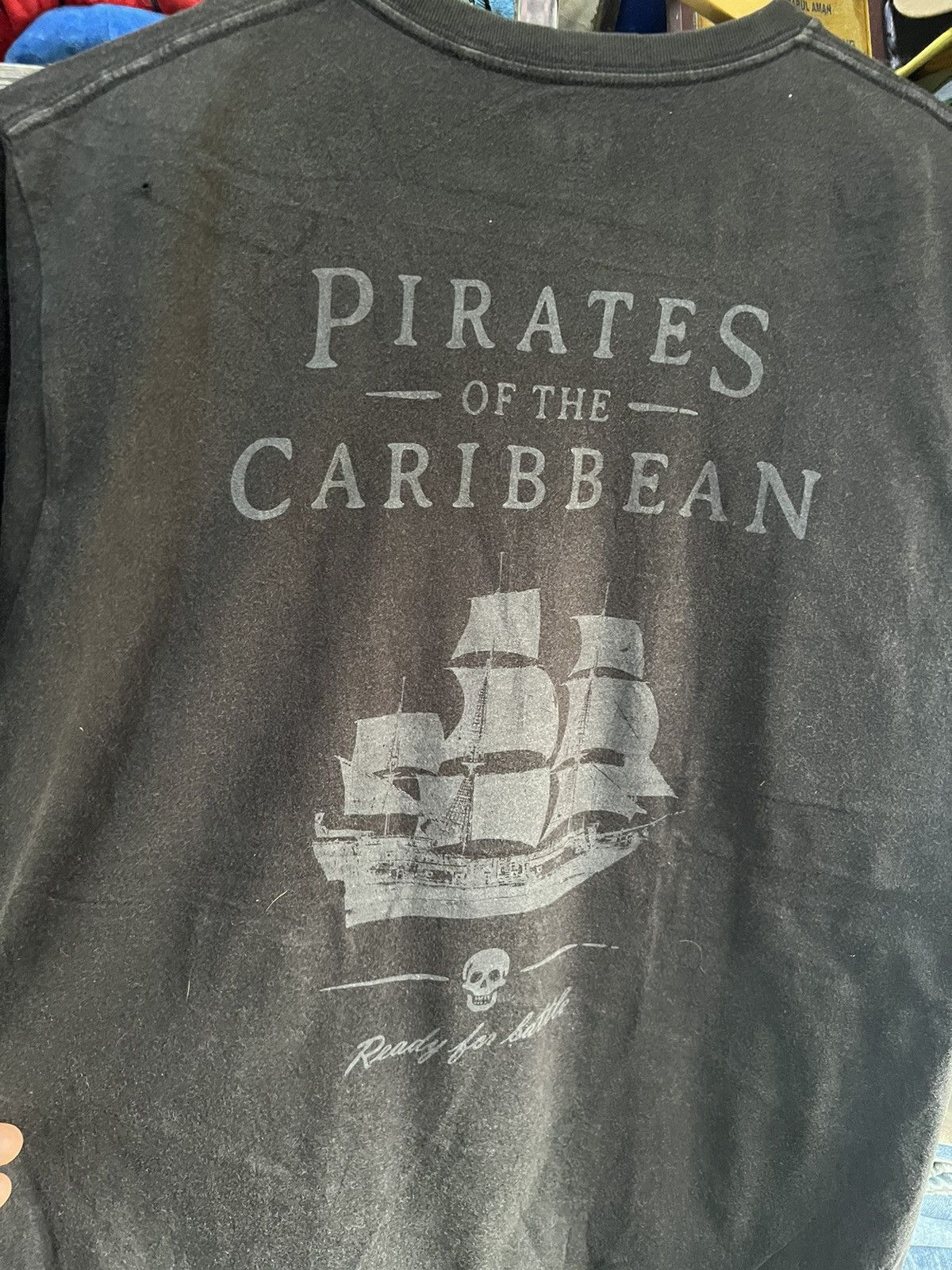 Disney 🔥Sun Faded Uniqlo Disney Pirates of The Carribean Tee Size US M / EU 48-50 / 2 - 9 Thumbnail