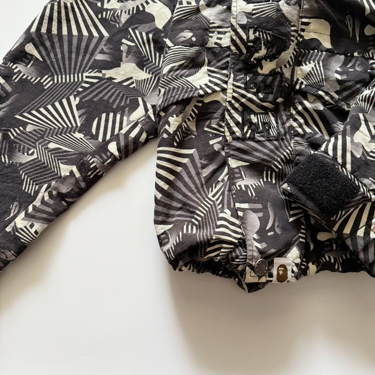 Bape BAPE Dazzle Camo Snowboard Jacket Rare Monochromatic Pattern Size US M / EU 48-50 / 2 - 7 Thumbnail