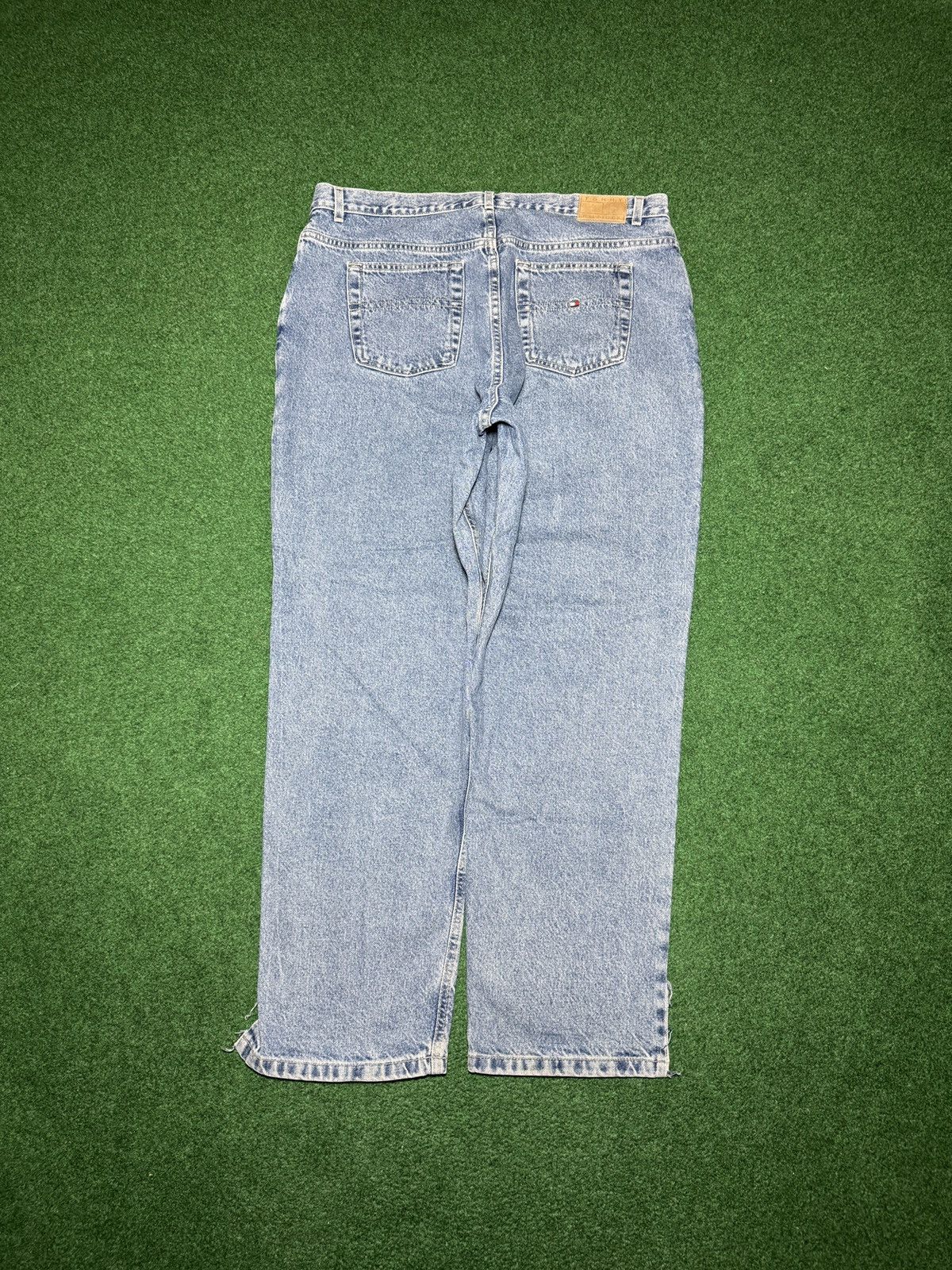 Tommy Hilfiger Vintage Tommy Hilfiger Relaxed Light Wash 40x30 Y2K Jeans Size 42" / US 20 - 1 Thumbnail