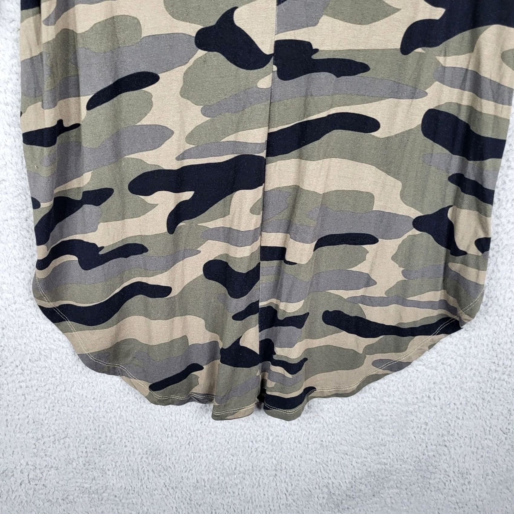 Torrid Torrid V-Neck CAMOFLAGE TOP Sz 1 T-Shirt Shirt Multicolor Knit Short Sleeve All Seasons Regular Women 90s Love Casual Modern Tops Size XS / US 0-2 / IT 36-38 - 7 Thumbnail