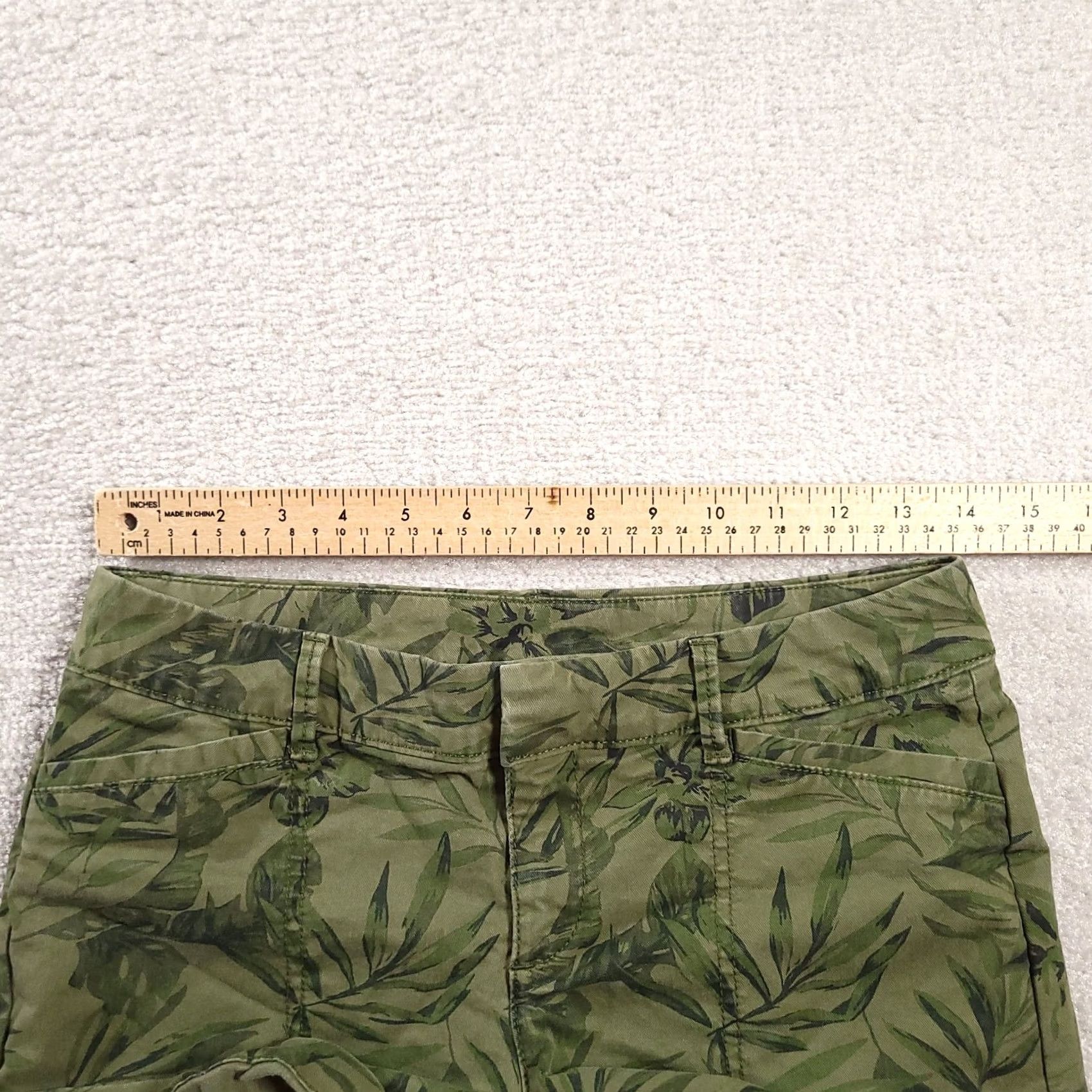 Old Navy Old Navy Shorts Womens Size 0 Green Olive Leaf Print Chino Comfort Fit Stretch Size 25" / US 0 / IT 36 - 3 Thumbnail