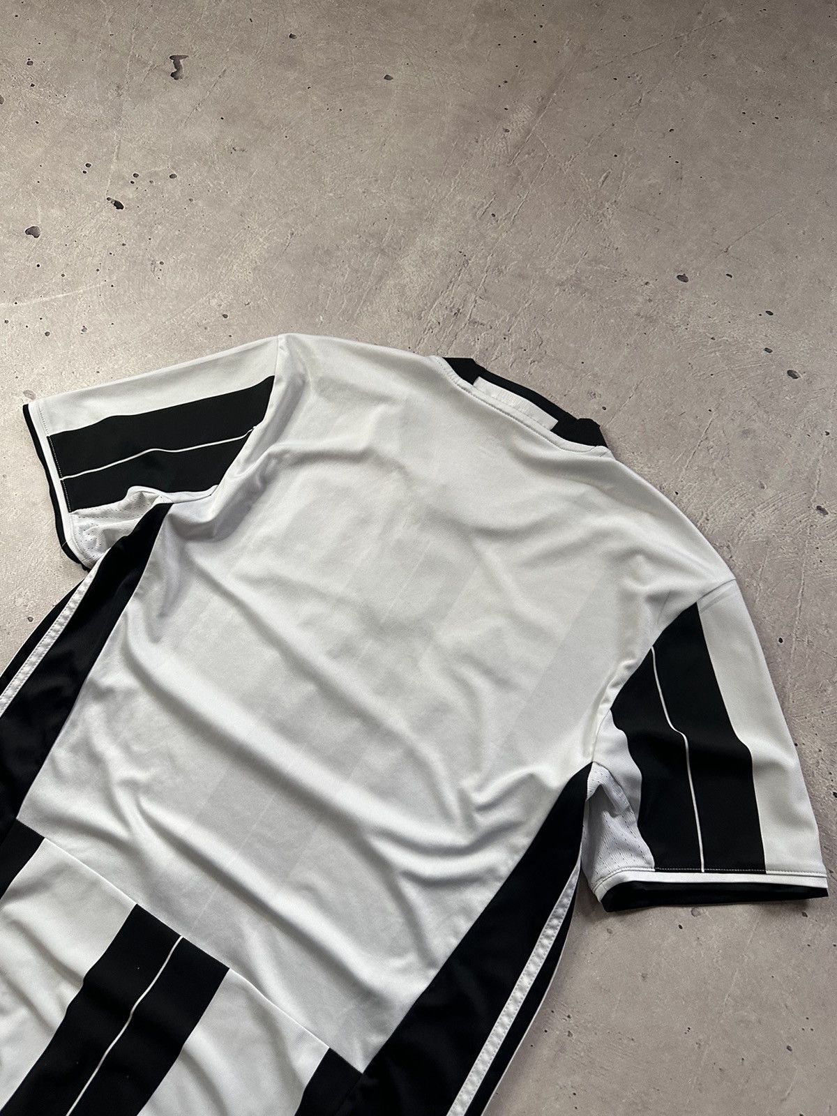 Adidas FC Juventus 2015 Home Adidas Football Shirt Size US M / EU 48-50 / 2 - 8 Thumbnail