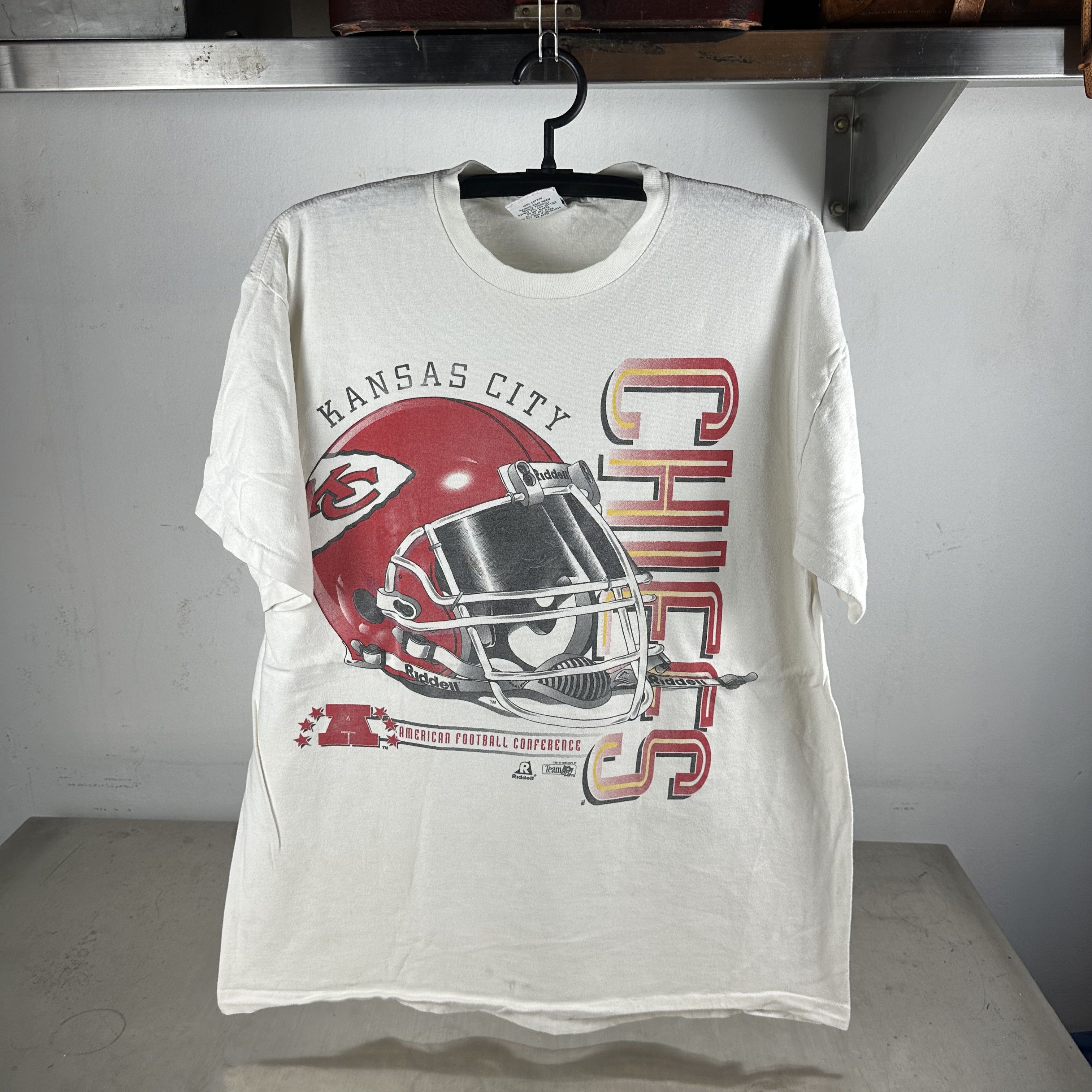 Vintage Vintage 1994 Kansas City Chiefs Football NFL Helmet T-shirt Size US XL / EU 56 / 4 - 1 Thumbnail