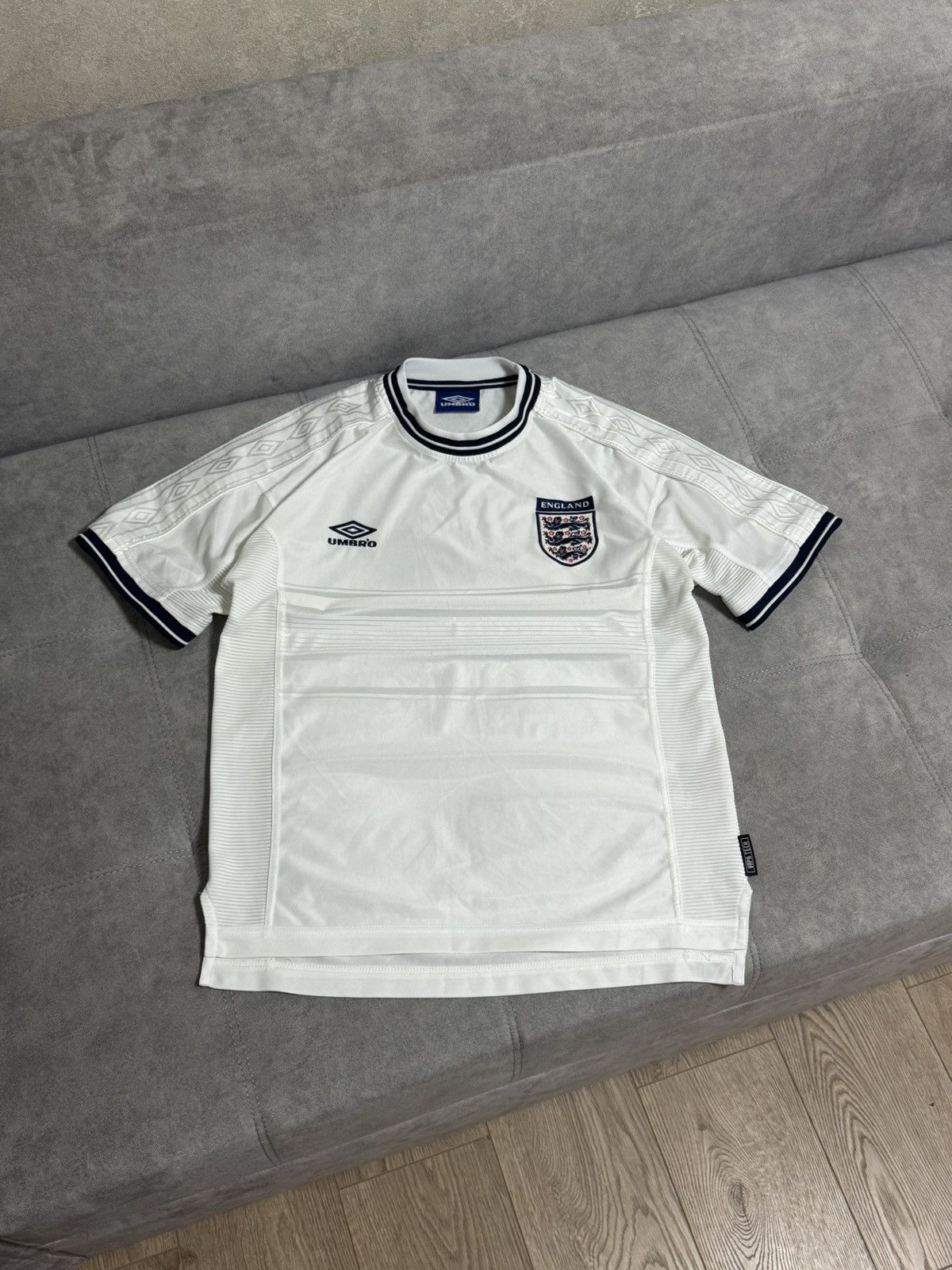 Umbro Vintage Umbro England 00/01 Y2K soccer jersey retro t-shirt Size US M / EU 48-50 / 2 - 2 Thumbnail