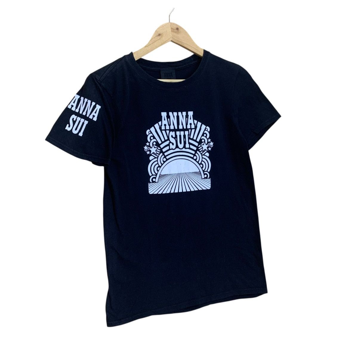 Japanese Brand Anna Sui Made In Usa Big Logo Shortsleeve Tee Size US XS / EU 42 / 0 - 2 Thumbnail