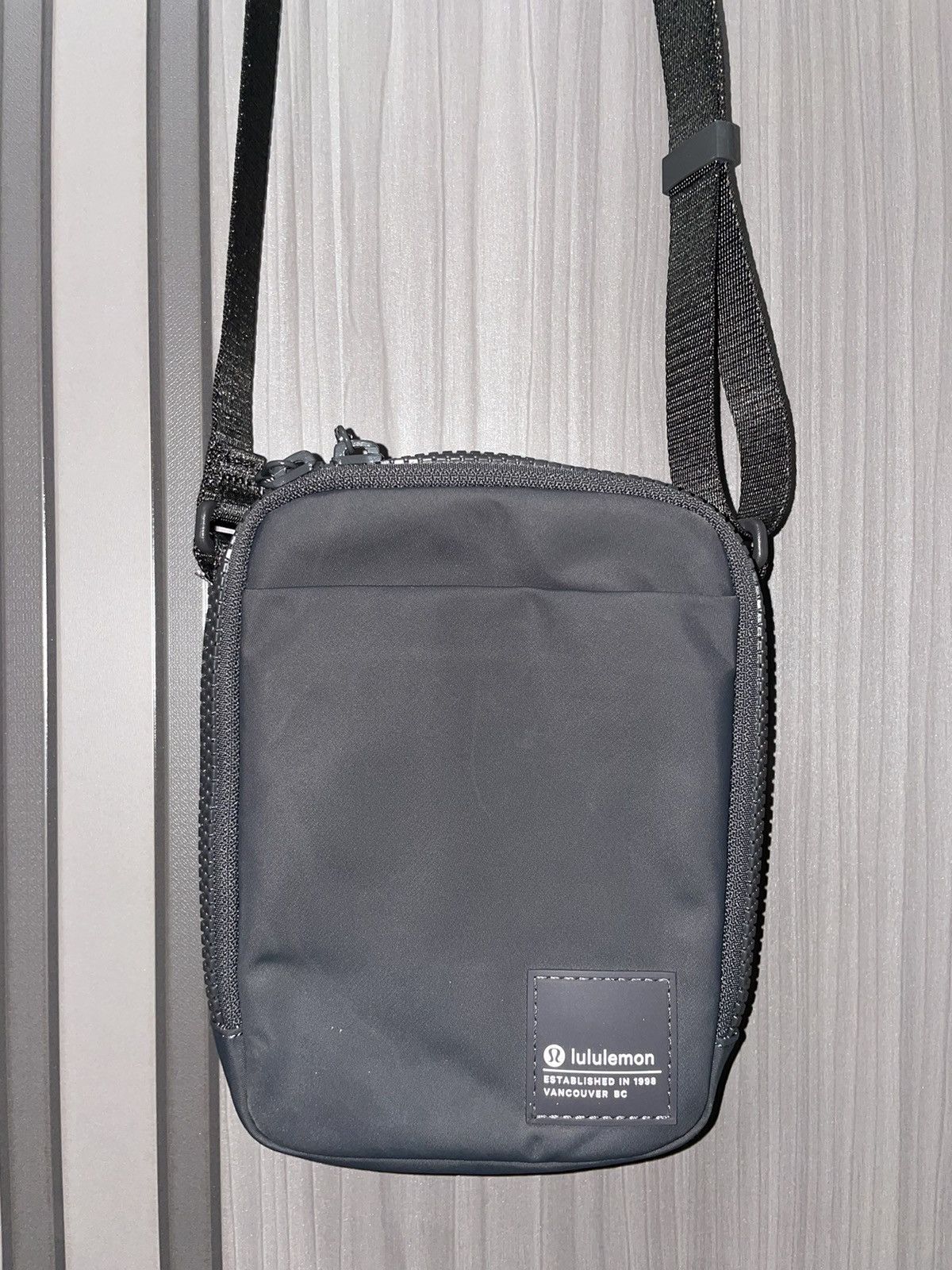 Lululemon Lululemon Easy Access Crossbody Bag 1.5L in Grey Size ONE SIZE - 1 Thumbnail