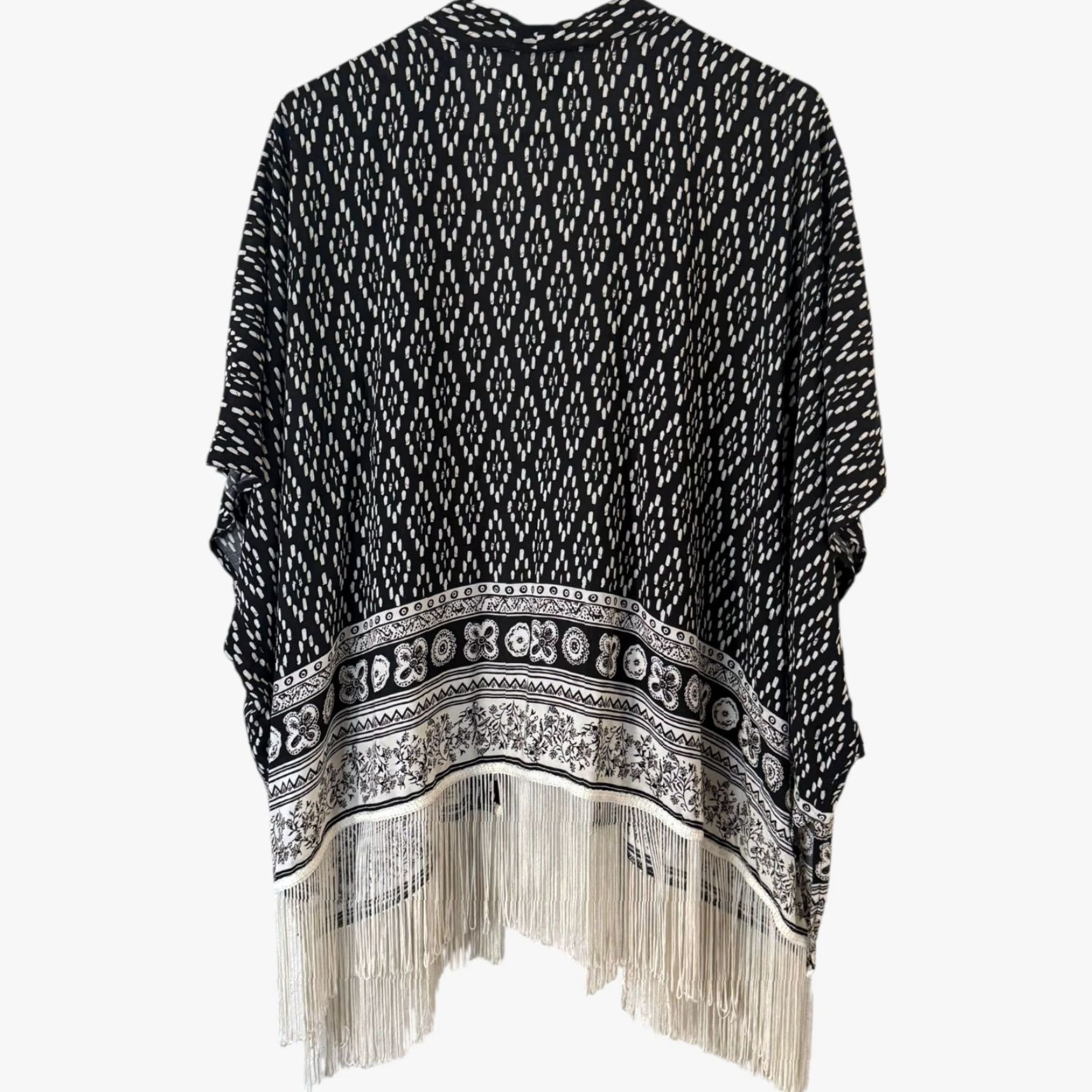 Abercrombie & Fitch VINTAGE Abercrombie & Fitch Women’s Kimono Shawl Boho Tassel Fringe Black White One Size Summer Casual Size ONE SIZE - 4 Thumbnail