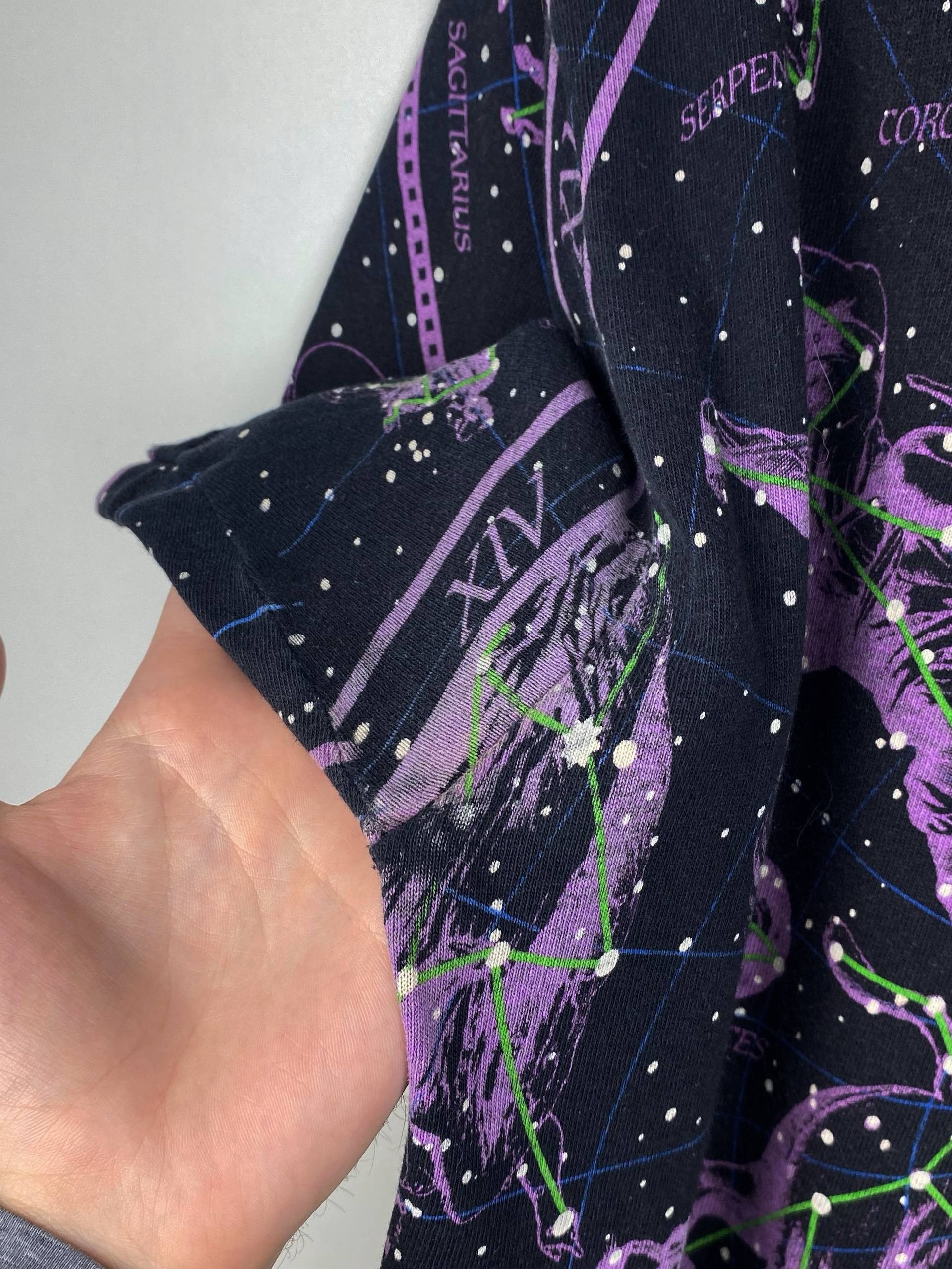 Liquid Blue Vintage Liquid Blue 1993 Hemisphere Glow In Dark Graphic Tee Size US L / EU 52-54 / 3 - 15 Thumbnail