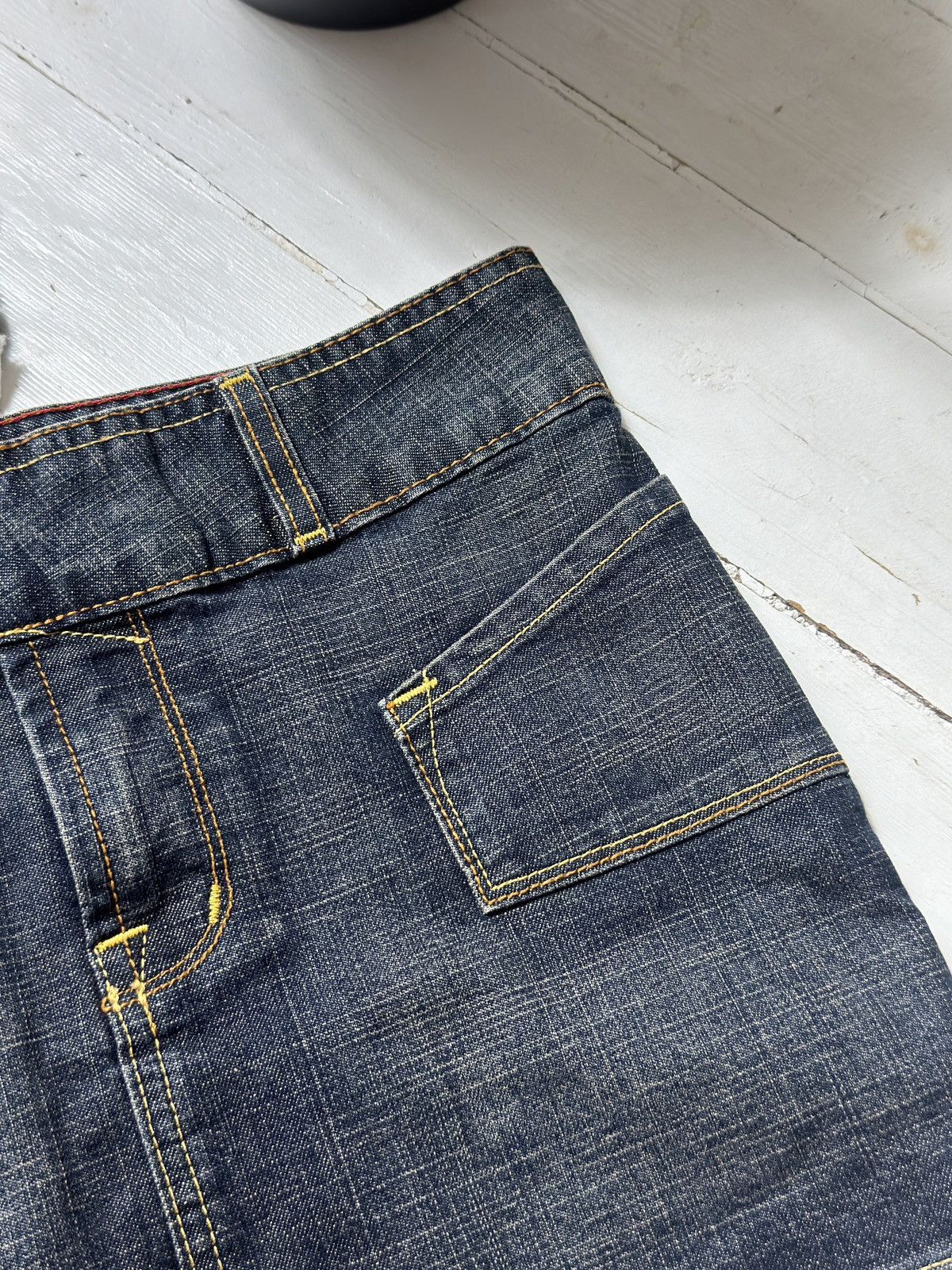 Von Dutch VINTAGE VON DUTCH 2000s MINI DENIM SKIRT Size 28" / US 6 / IT 42 - 7 Thumbnail
