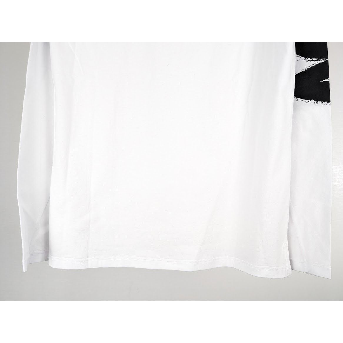 Alexander McQueen o1rshd1 Spray Logo Long Sleeve T-Shirt in White Size US S / EU 44-46 / 1 - 12 Thumbnail