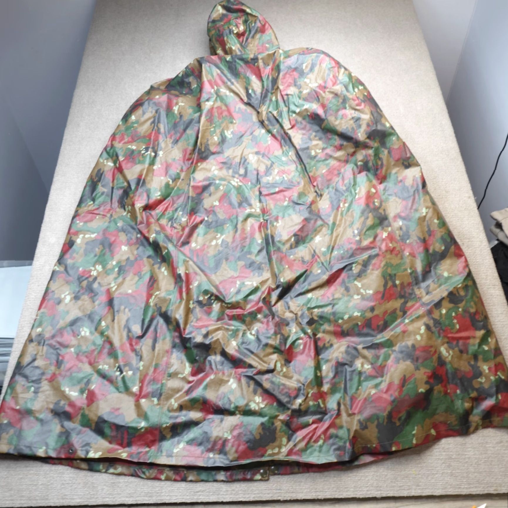 Vintage VINTAGE Swiss Army Jacket 4XLT Green Brown 130cm 89/90 Poncho Military Alpenflage Camouflage PVC Men Jacket Mens Size US XXL / EU 58 / 5 - 5 Thumbnail