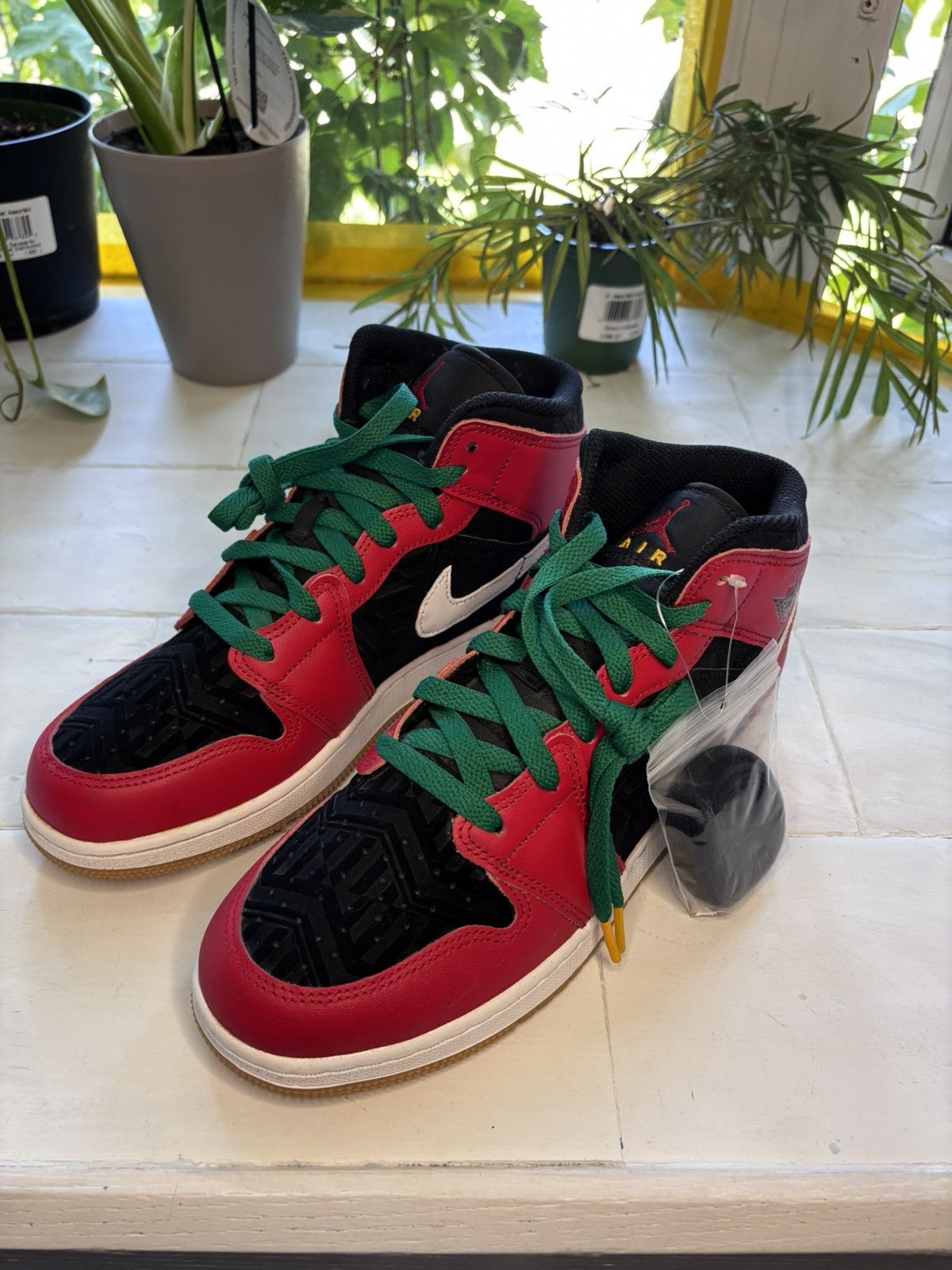 Jordan Brand Jordan 1 Mid SE Christmas Tree Youth Size 7 Size US 8.5 / IT 38.5 - 2 Thumbnail