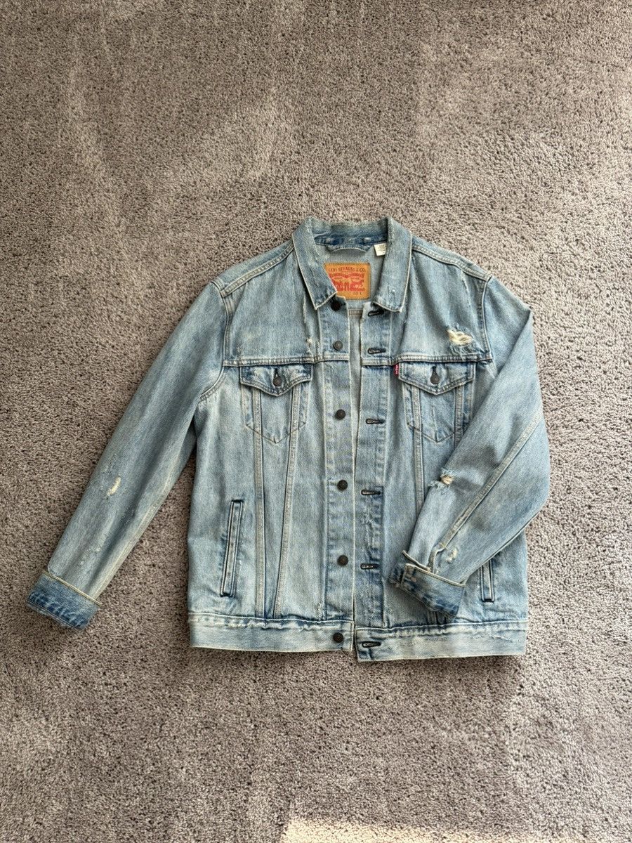 Levi's Levi’s Distressed Denim Jacket Size US L / EU 52-54 / 3 - 1 Thumbnail