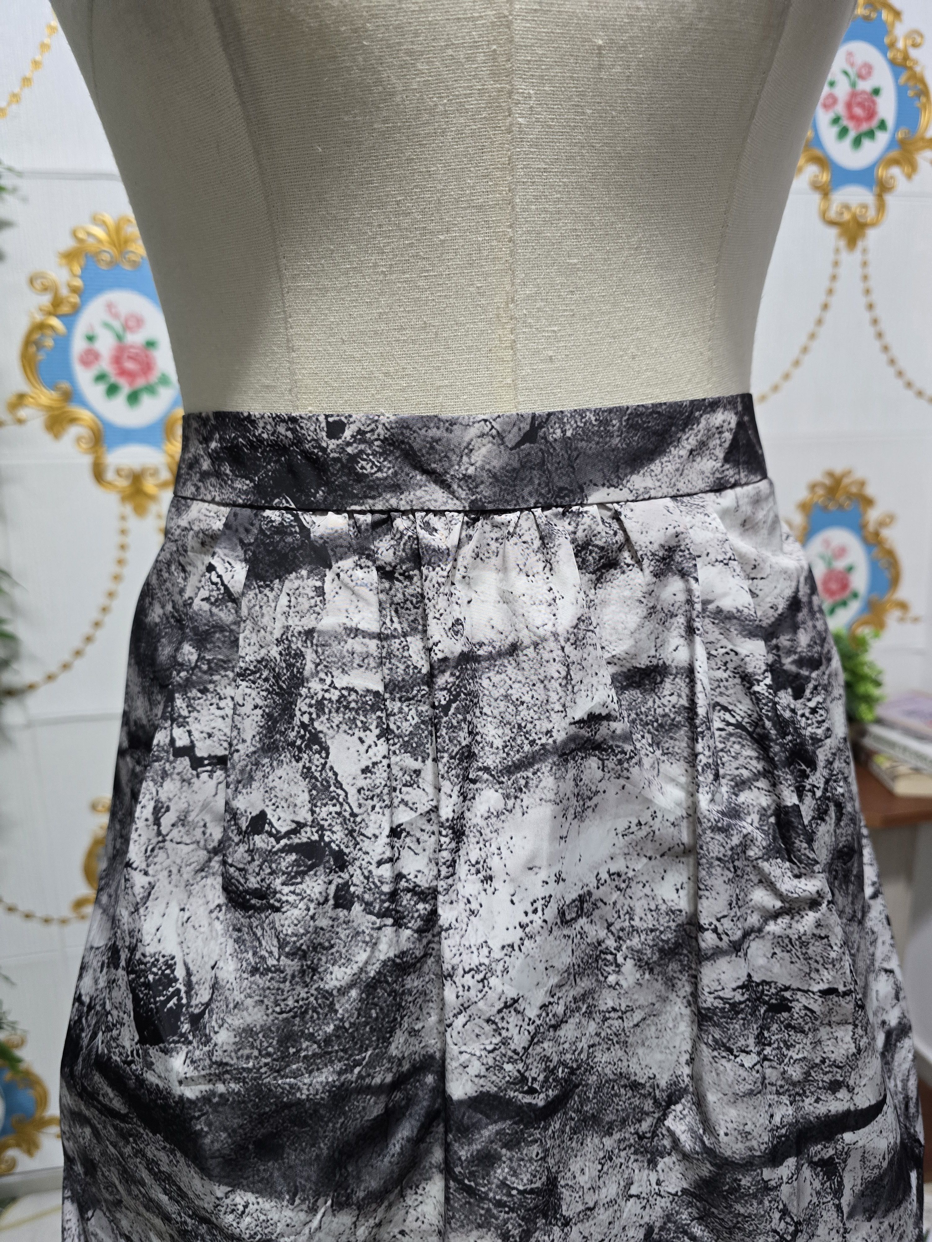 Moschino MOSCHINO beautiful skirt for women 😍 Size 30" / US 8 / IT 44 - 8 Thumbnail