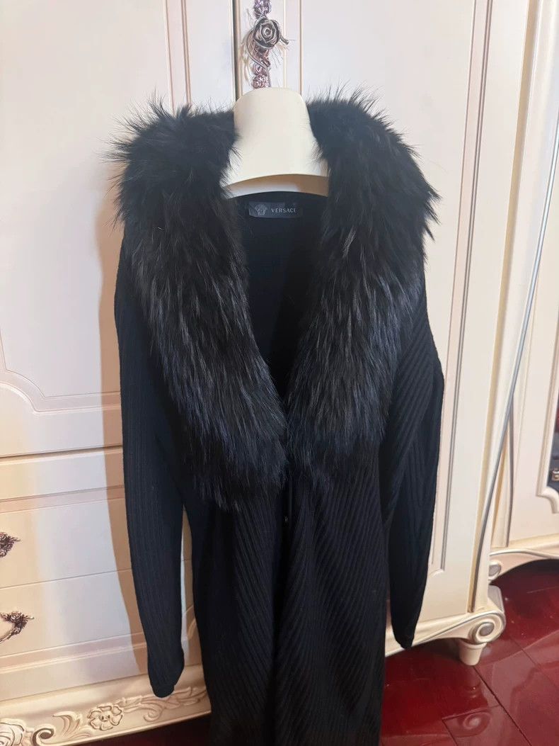 Versace Versace Midi length large fur collar sweater Size M / US 6-8 / IT 42-44 - 2 Thumbnail
