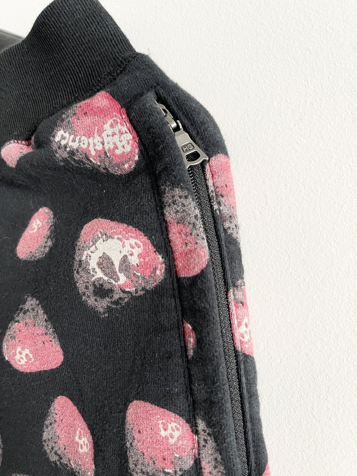 Hysteric Glamour STEAL! 2000s Hysteric Glamour Strawberry Skull Sweatpants Size US 30 / EU 46 - 4 Thumbnail