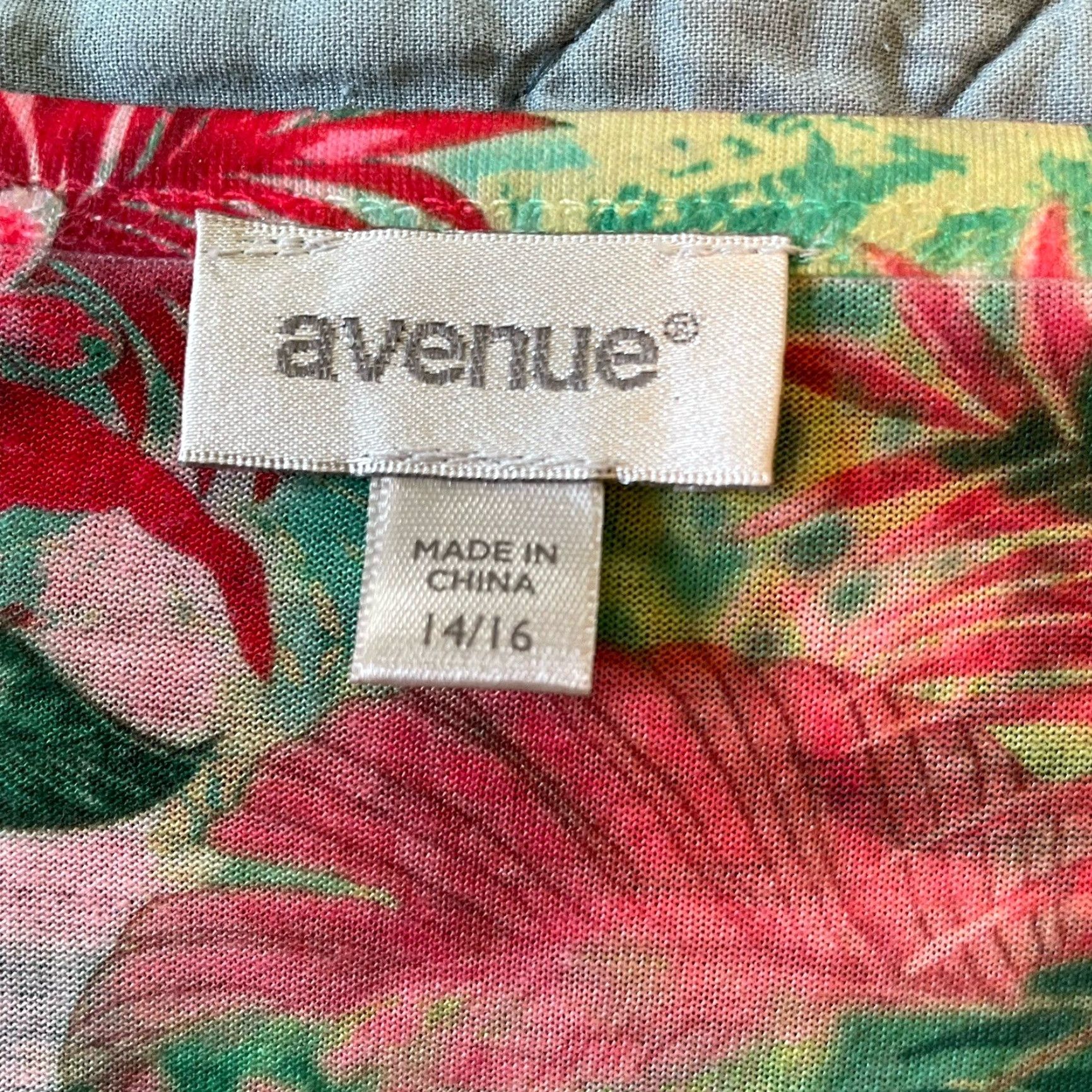 Avenue Avenue Shirt Women’s 14/16 Short Sleeve Floral Multicolor V-Neck Casual Lightweight Summer Size XL / US 12-14 / IT 48-50 - 3 Thumbnail