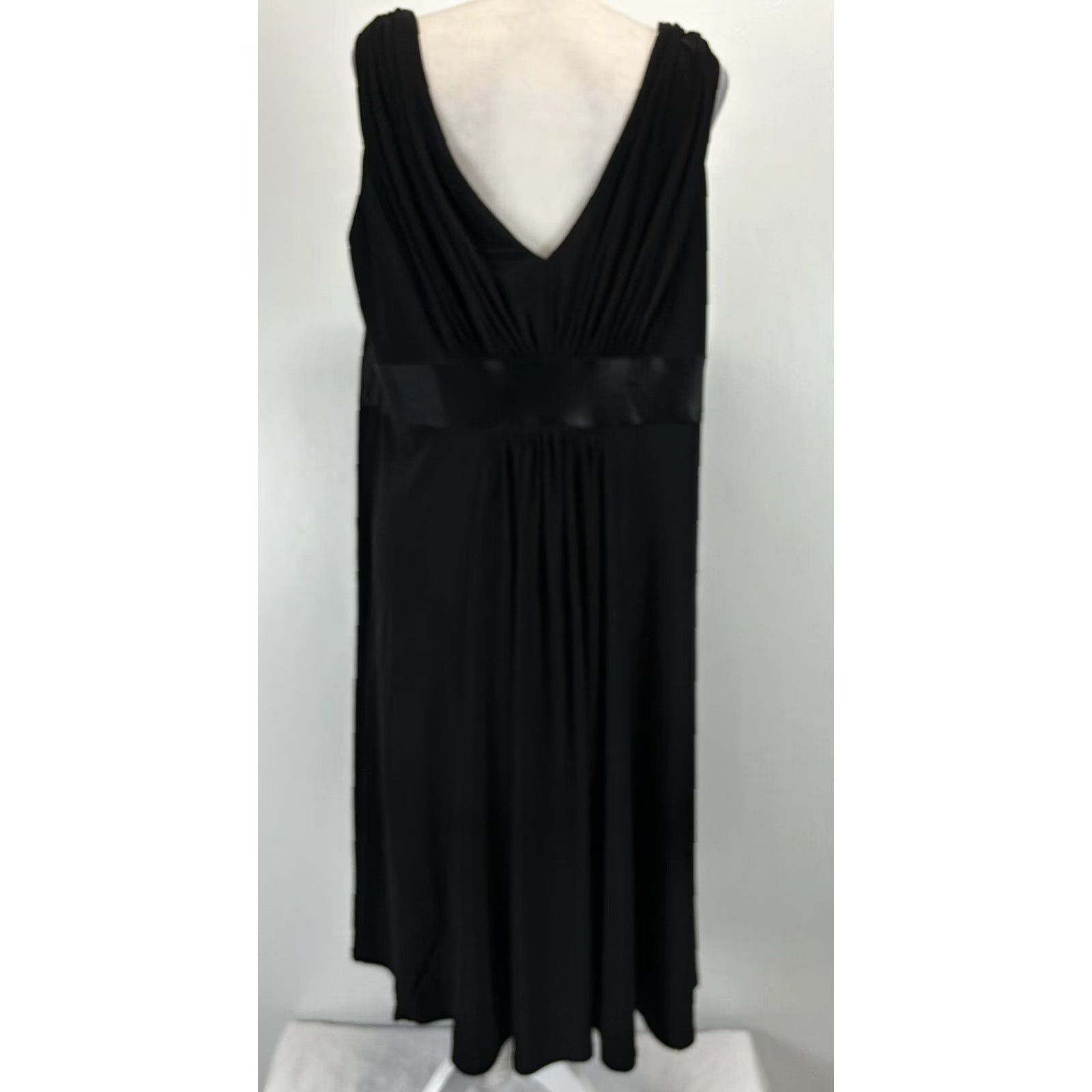 Jones New York VINTAGE Jones New York Satin Dress 18W Plus Black Knee Length Draped V-Neck Sleeveless Womens Size XXL / US 16-18 / IT 52-54 - 3 Thumbnail