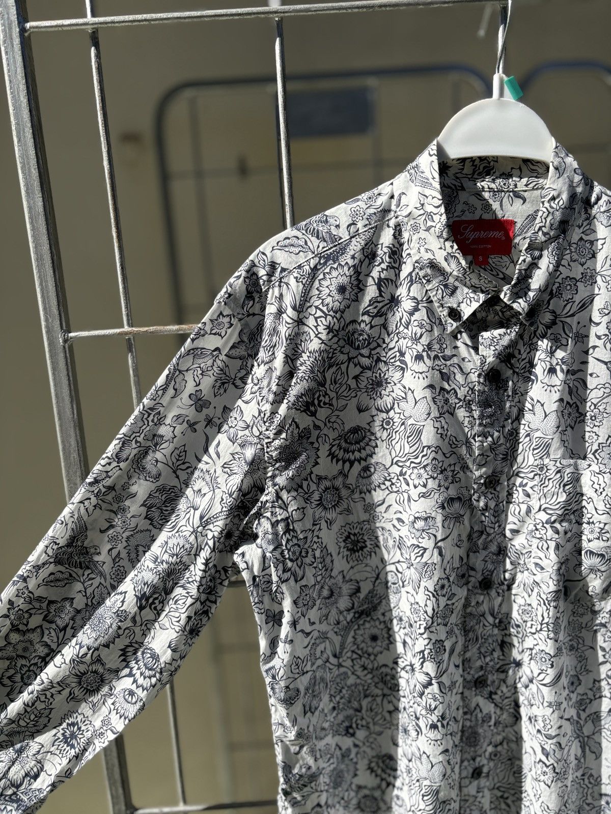 Supreme Supreme printed white shirt Size US S / EU 44-46 / 1 - 9 Thumbnail