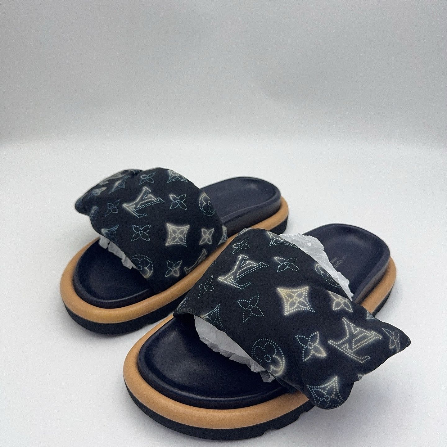 Louis Vuitton Louis Vuitton Pool Pillow Monogram Sandals Size 35 Size US 5 / IT 35 - 1 Thumbnail