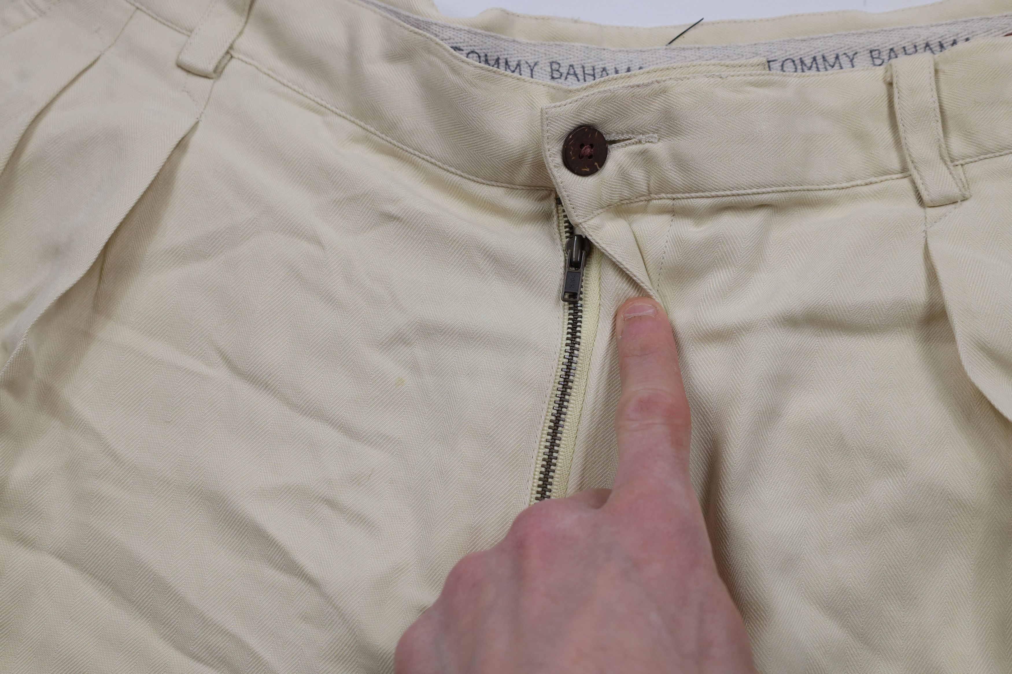 Tommy Bahama × Vintage Vintage 90s Tommy Bahama Pleated Chino Shorts Cream Size US 36 / EU 52 - 6 Thumbnail