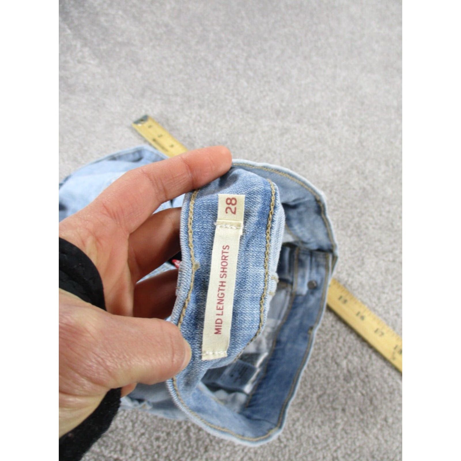 Levi's VINTAGE Levi's Shorts Womens 28 Cut-Off Light Wash Denim Casual Beach School Modern Classic Size 28" / US 6 / IT 42 - 7 Thumbnail