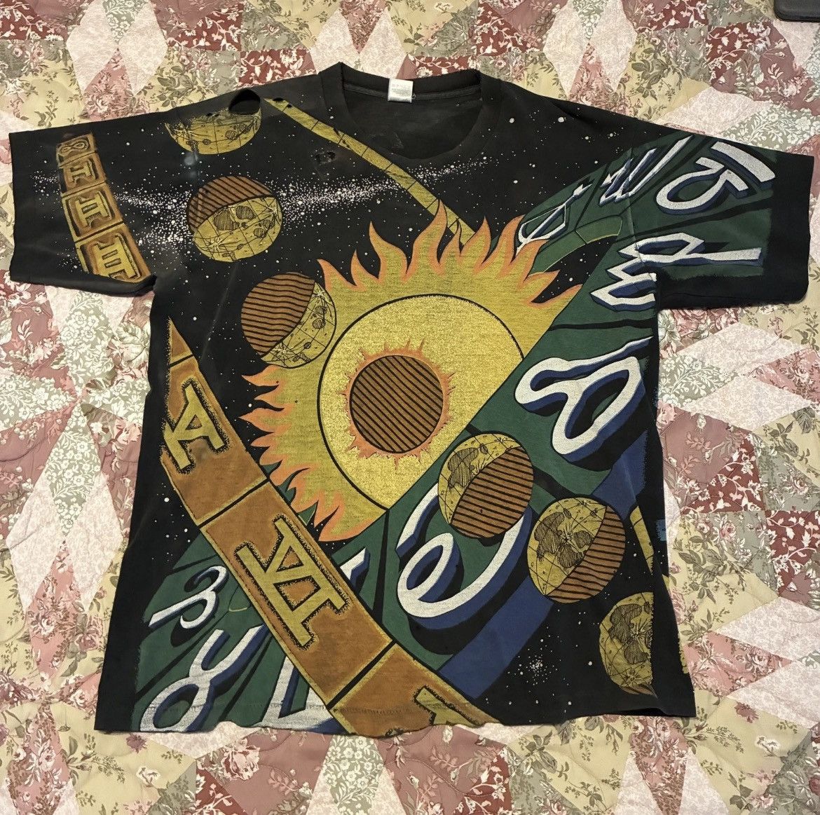 Fruit Of The Loom Vintage 90s RARE Thrashed Astrology Sun Moon AOP Tshirt Size US XL / EU 56 / 4 - 1 Thumbnail