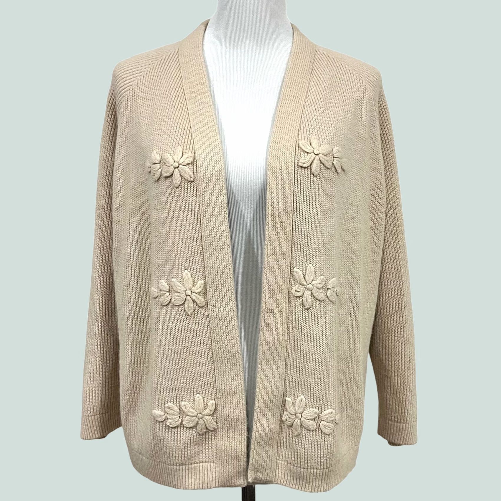 Vintage VINTAGE Rosalee Cardigan Sweater Women Beige Flowers 24" Chest 22" Length 13.5" Sleeve M Adults Womens Size M / US 6-8 / IT 42-44 - 1 Thumbnail