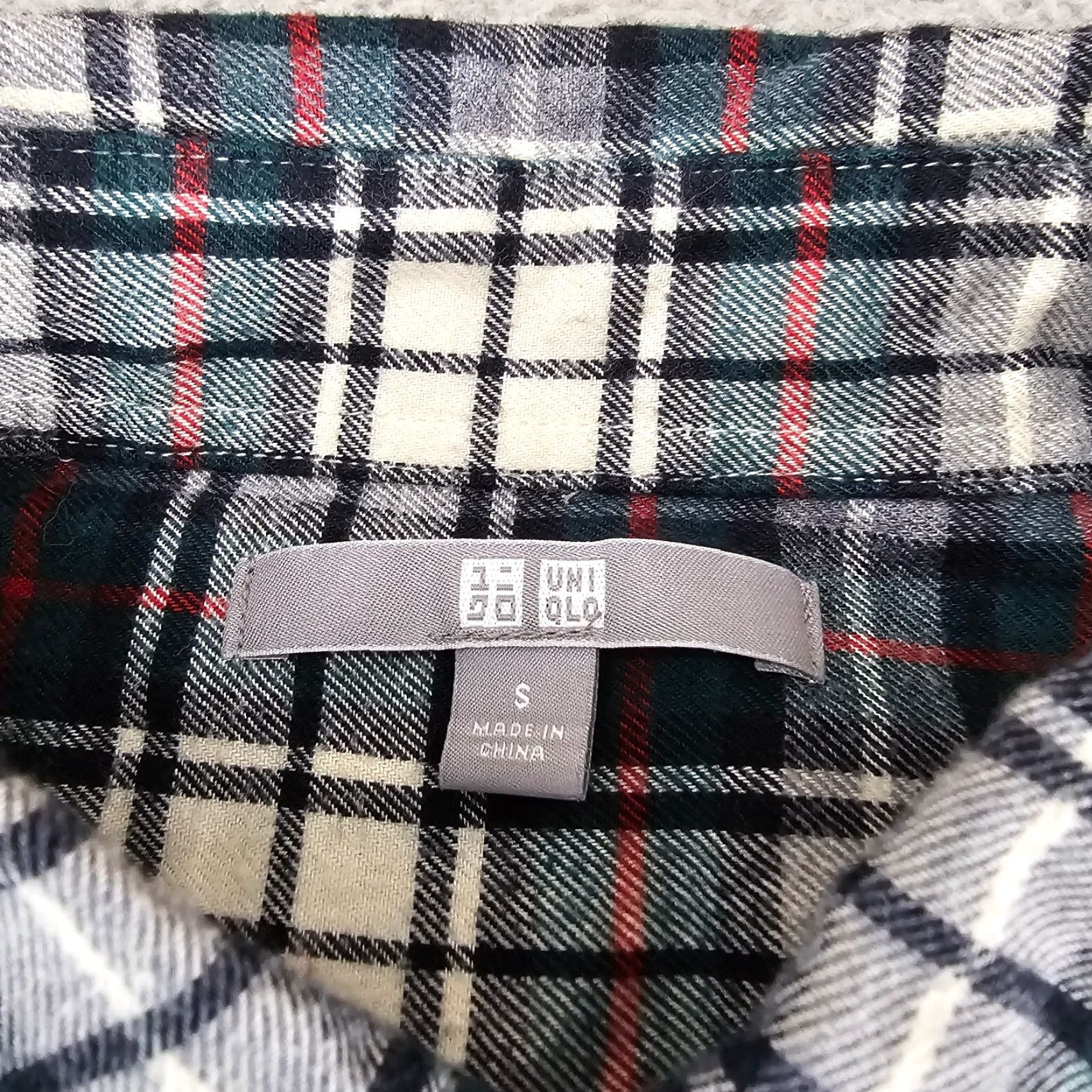 Uniqlo Uniqlo Shirt Womens Size Small Green Plaid Flannel Long Sleeve Button Up Shirt Womens Regular Green Plaid Flannel Button Up Size S / US 4 / IT 40 - 3 Thumbnail